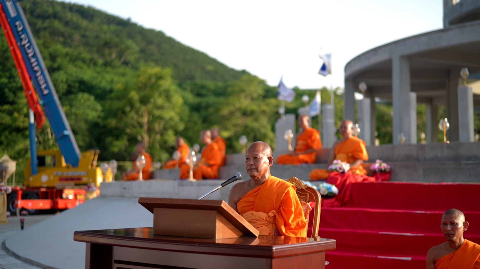 ศูนย์ปฏิบัติธรรมระยอง บ้านช่องลม จัดพิธียกเสามงคลค้ำยอดองค์พระเจดีย์ และจุดประทีปถวายเป็นพุทธบูชา