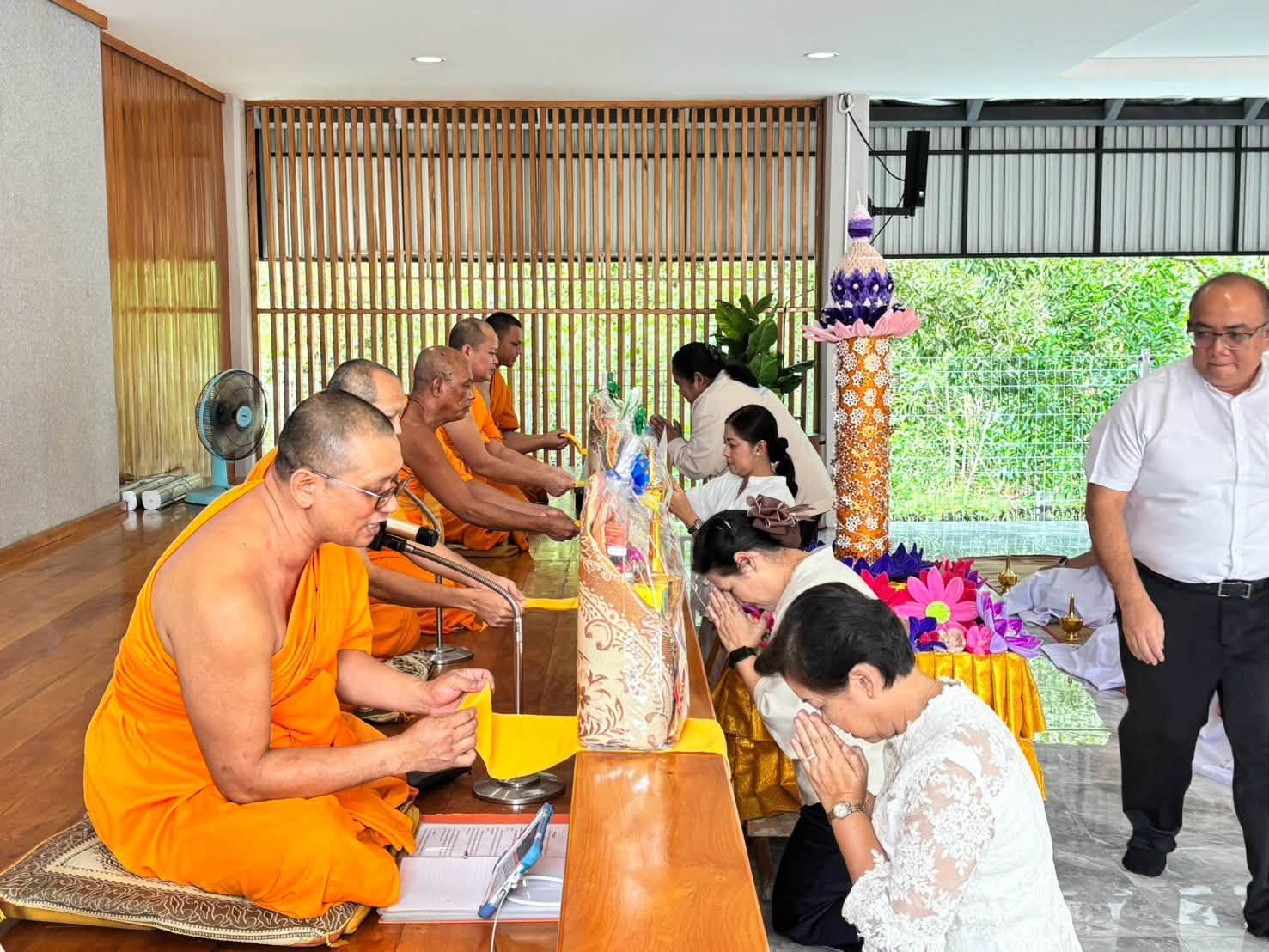 มหาวิทยาลัยนราธิวาสราชนครินทร์ จัดพิธีถวายเทียนพรรษาแด่คณะสงฆ์ที่พักสงฆ์บ้านร่มเย็น