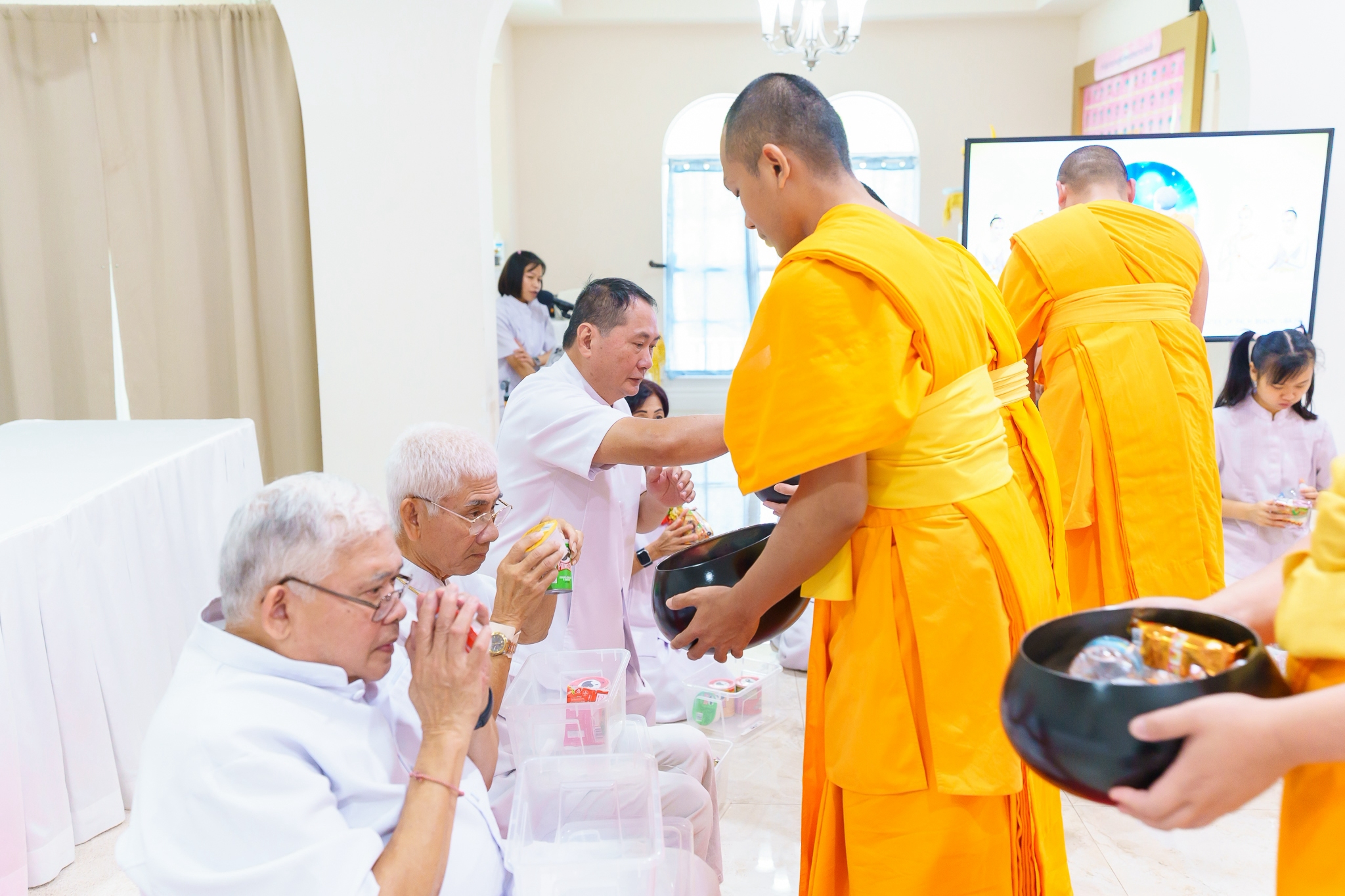 วัดพระธรรมกายปาล์มบีช จัดงานบุญวันอาทิตย์ และพิธีหล่อเทียนพรรษา