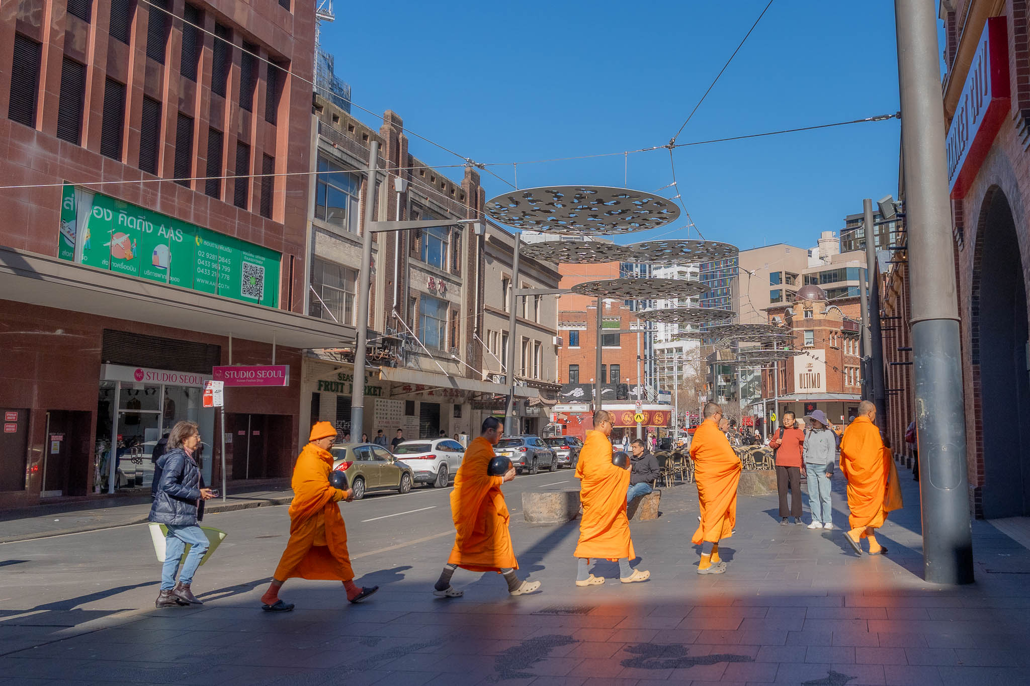 วัดพระธรรมกายนครซิดนีย์ จัดพิธีตักบาตรถวายเทียนพรรษาและผ้าอาบน้ำฝน