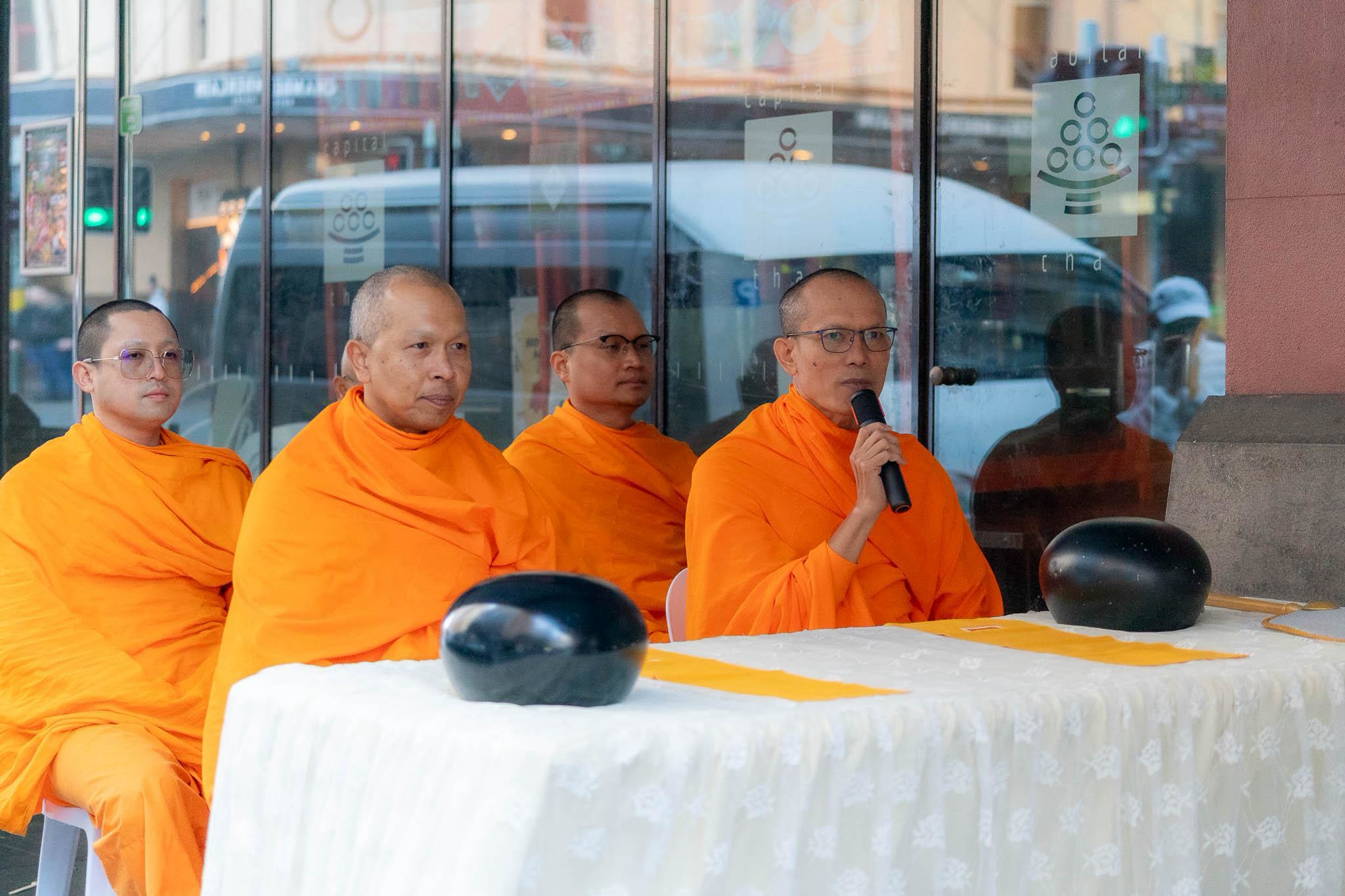 วัดพระธรรมกายนครซิดนีย์ จัดพิธีตักบาตรถวายเทียนพรรษาและผ้าอาบน้ำฝน