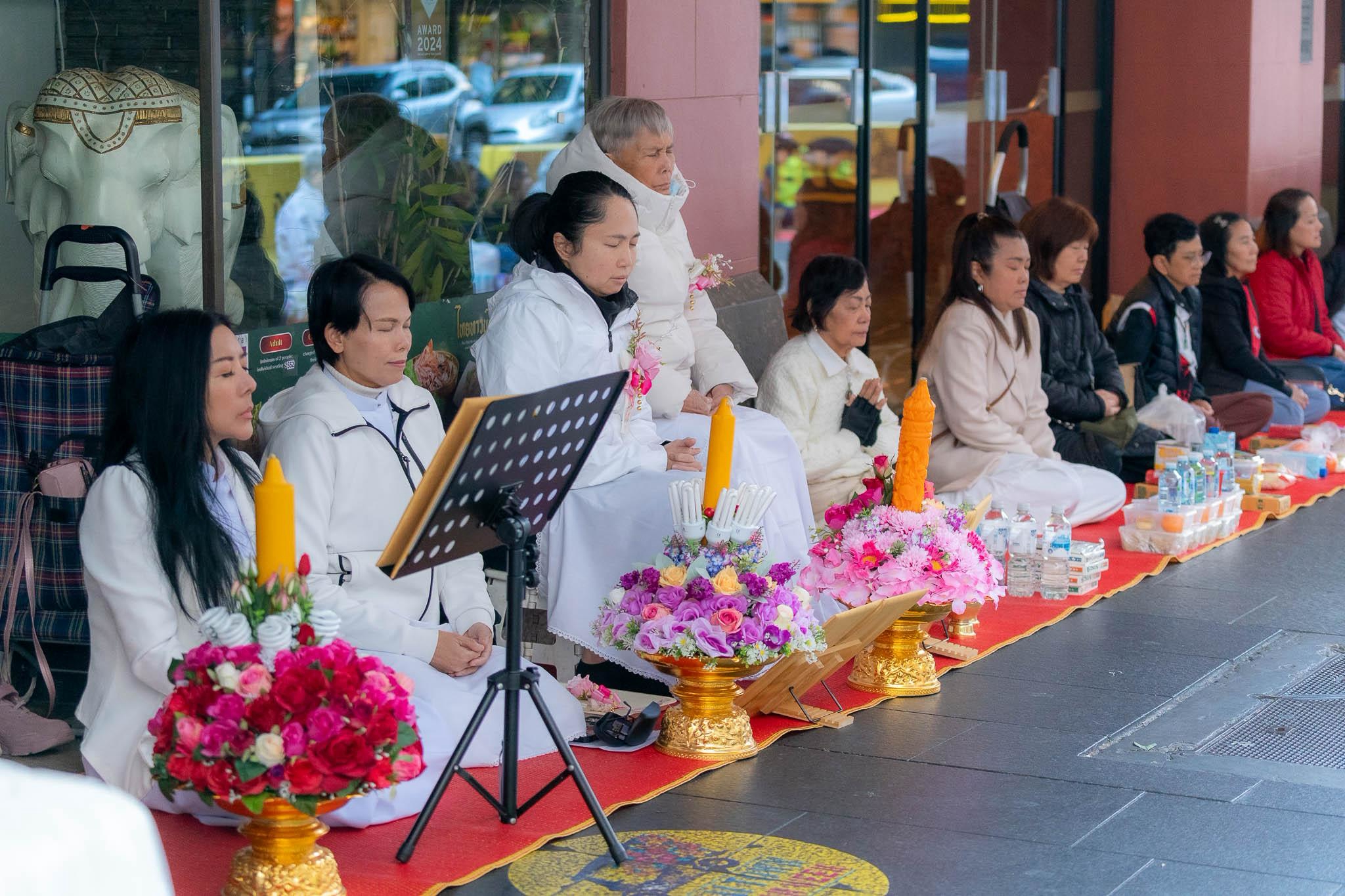 วัดพระธรรมกายนครซิดนีย์ จัดพิธีตักบาตรถวายเทียนพรรษาและผ้าอาบน้ำฝน