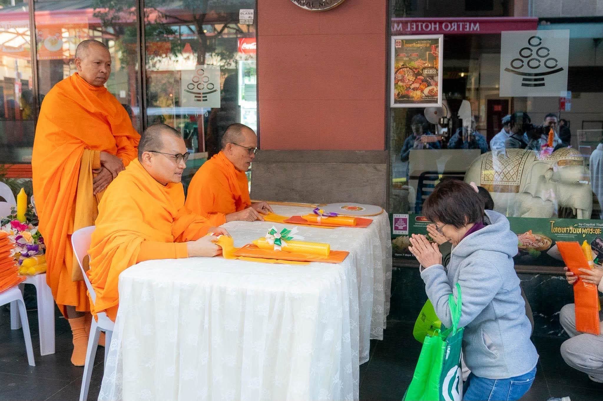 วัดพระธรรมกายนครซิดนีย์ จัดพิธีตักบาตรถวายเทียนพรรษาและผ้าอาบน้ำฝน