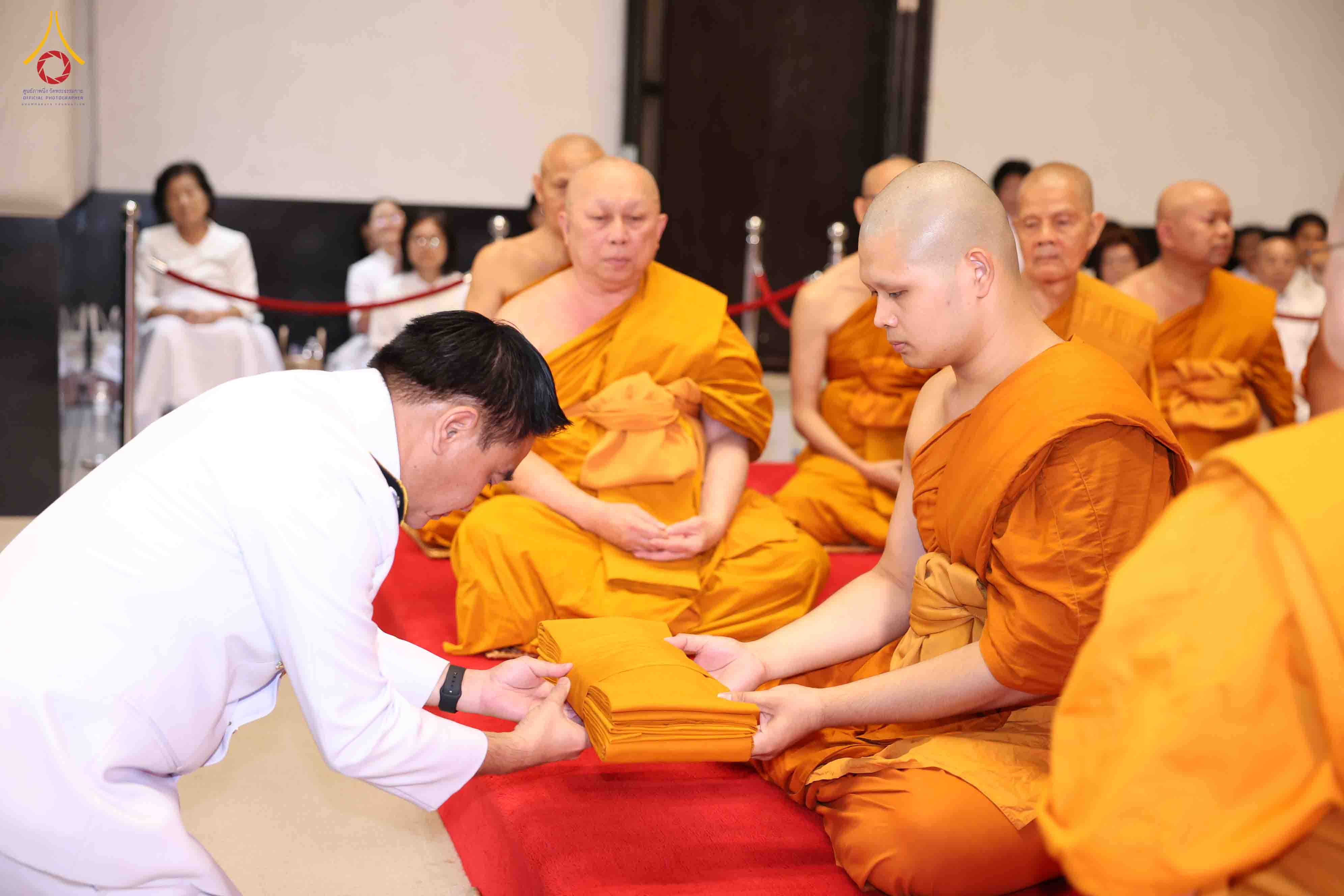 วัดพระธรรมกาย จัดพิธีอุปสมบทนาคในพระบรมราชานุเคราะห์
