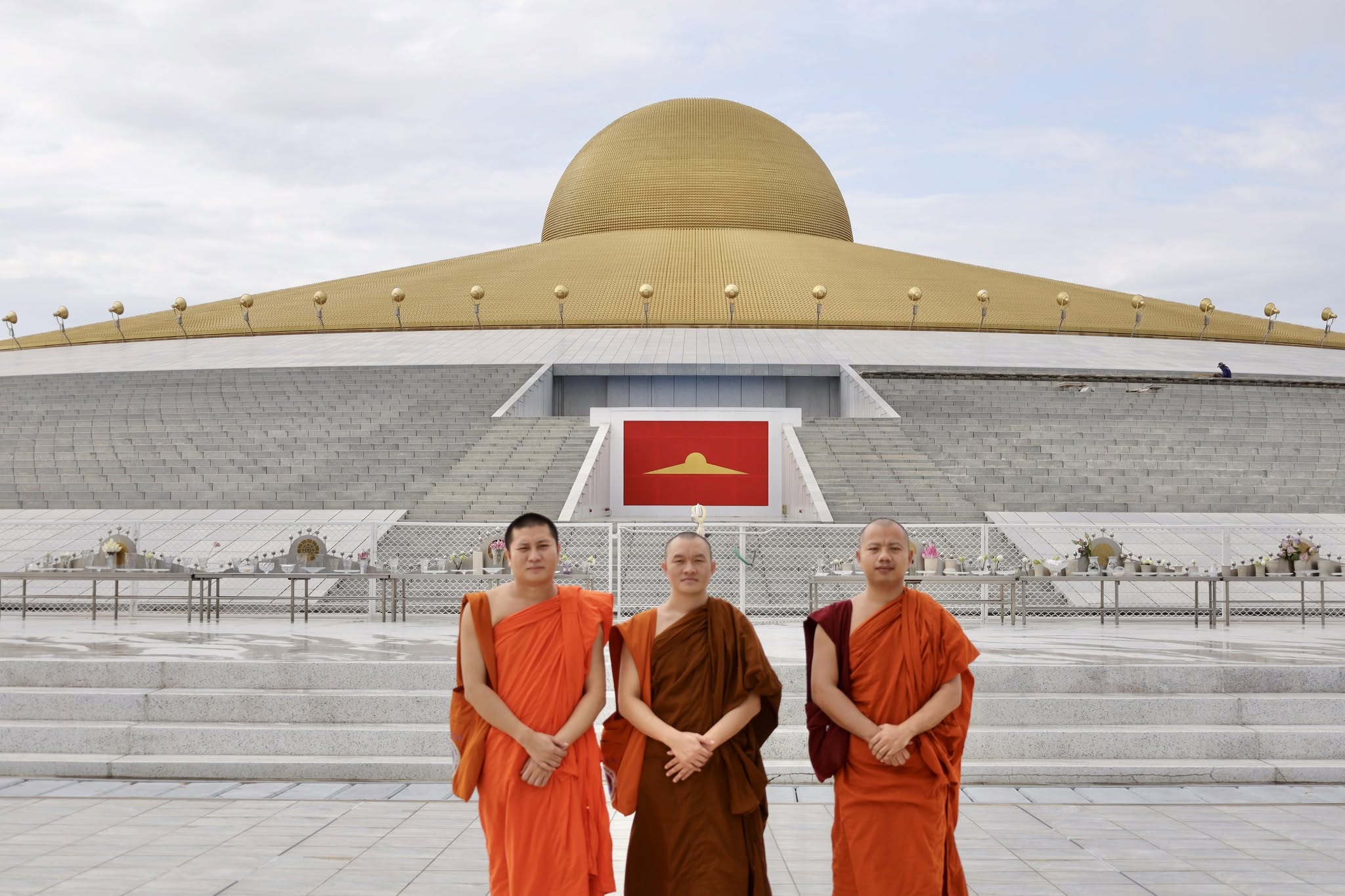 พระสงฆ์ชาวเมียนมาจากรัฐฉาน เดินทางมาเยี่ยมชมวัดพระธรรมกาย