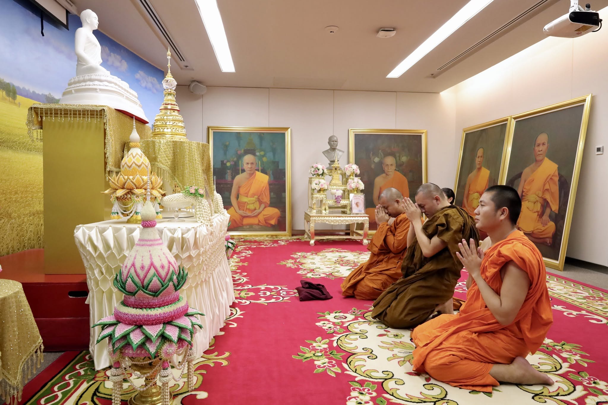 พระสงฆ์ชาวเมียนมาจากรัฐฉาน เดินทางมาเยี่ยมชมวัดพระธรรมกาย
