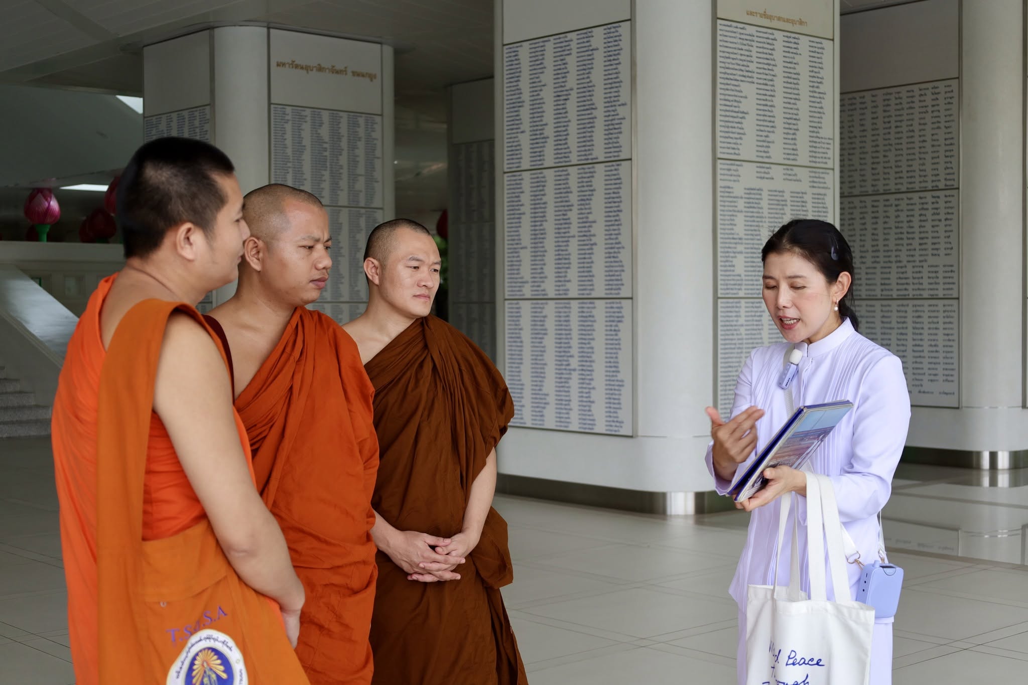 พระสงฆ์ชาวเมียนมาจากรัฐฉาน เดินทางมาเยี่ยมชมวัดพระธรรมกาย