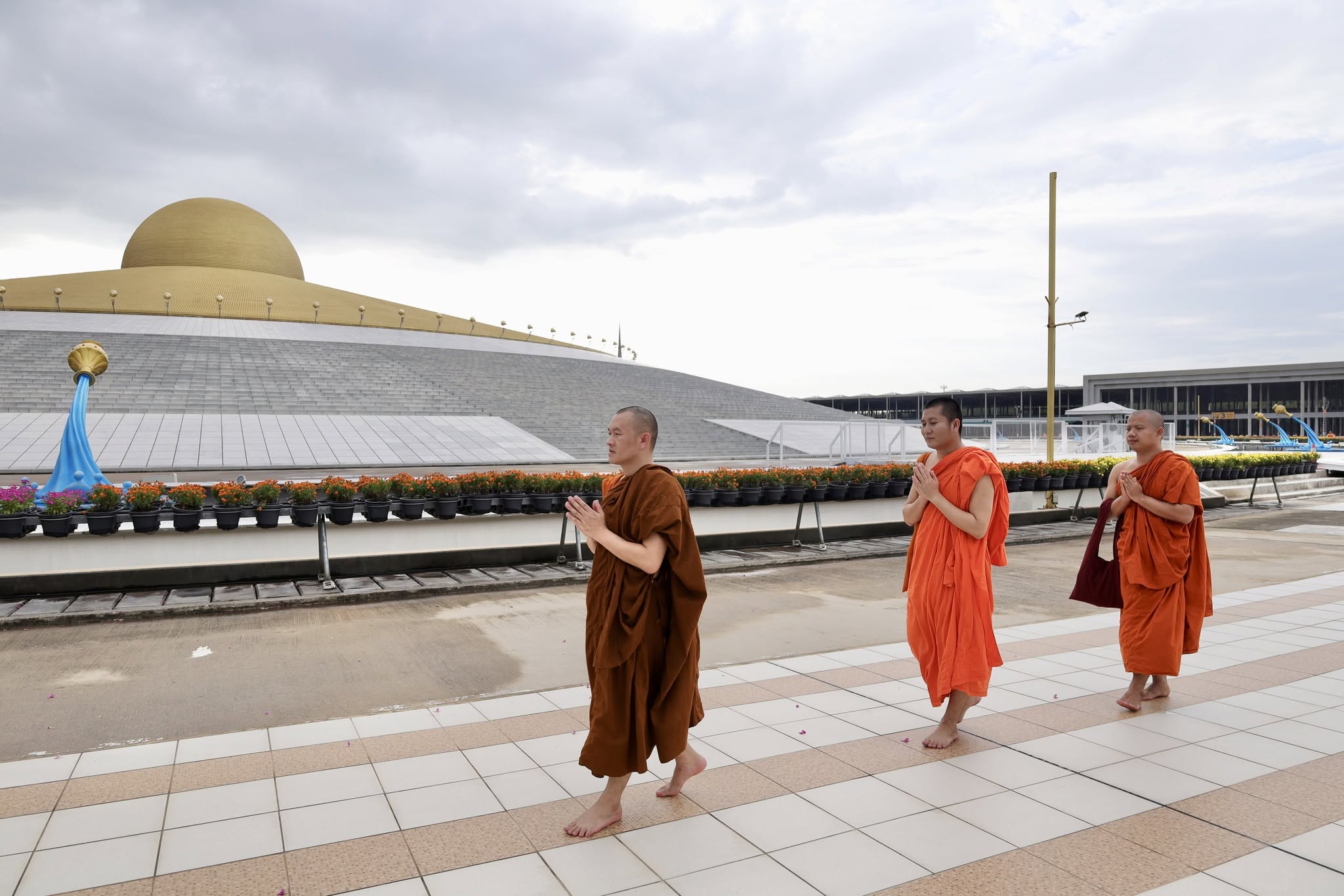 พระสงฆ์ชาวเมียนมาจากรัฐฉาน เดินทางมาเยี่ยมชมวัดพระธรรมกาย