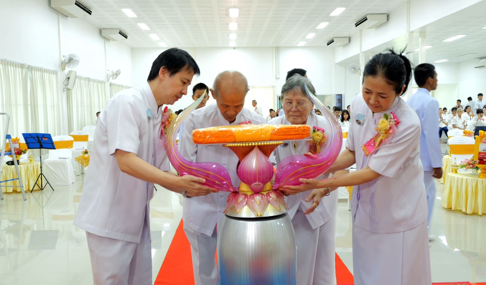 ศูนย์ปฏิบัติธรรม ธรรมธารา สายไหม จัดพิธีทอดผ้าป่าสมทบกฐิน และพิธีถวายประทีปโคมไฟใช้ในอาคารปฏิบัติธรรม
