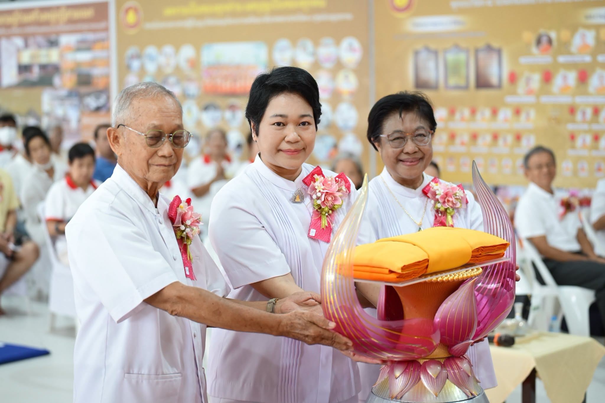 พิธีทอดผ้าป่าสร้างหมู่กุฏิสามเณร พิธีขอขมา และมอบบาตรผ้าไตร ณ ศูนย์ปฏิบัติธรรมเบญจธรรม ปทุมธานี