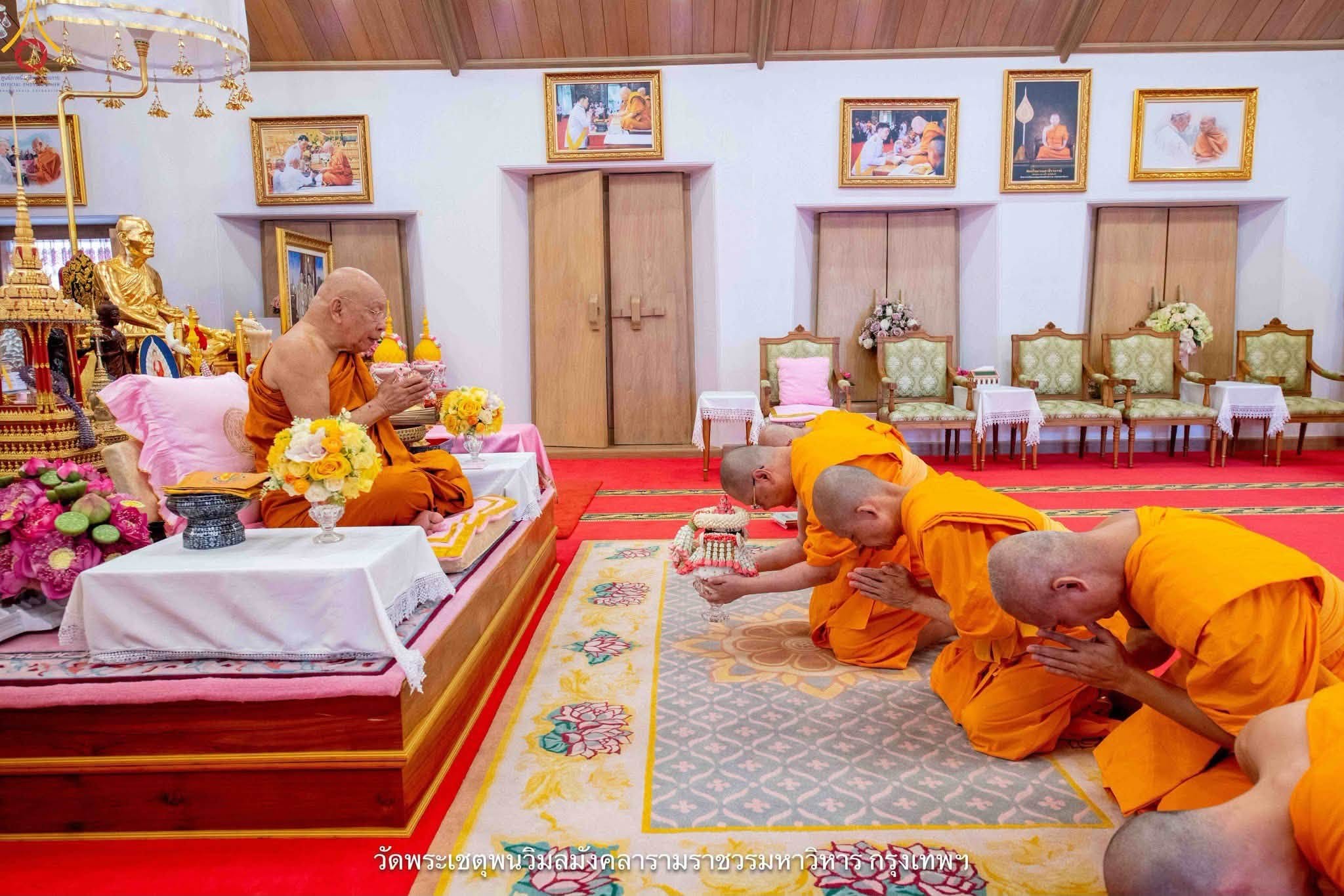 พระสงฆ์วัดพระธรรมกาย ทำวัตรพระมหาเถราจารย์ เนื่องในเทศกาลเข้าพรรษา