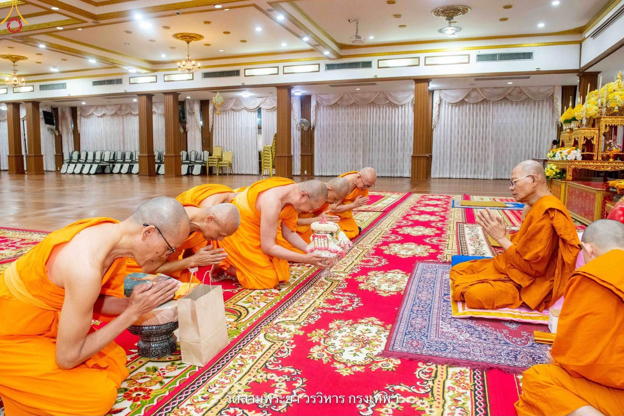 พระสงฆ์วัดพระธรรมกาย ทำวัตรพระมหาเถราจารย์ เนื่องในเทศกาลเข้าพรรษา