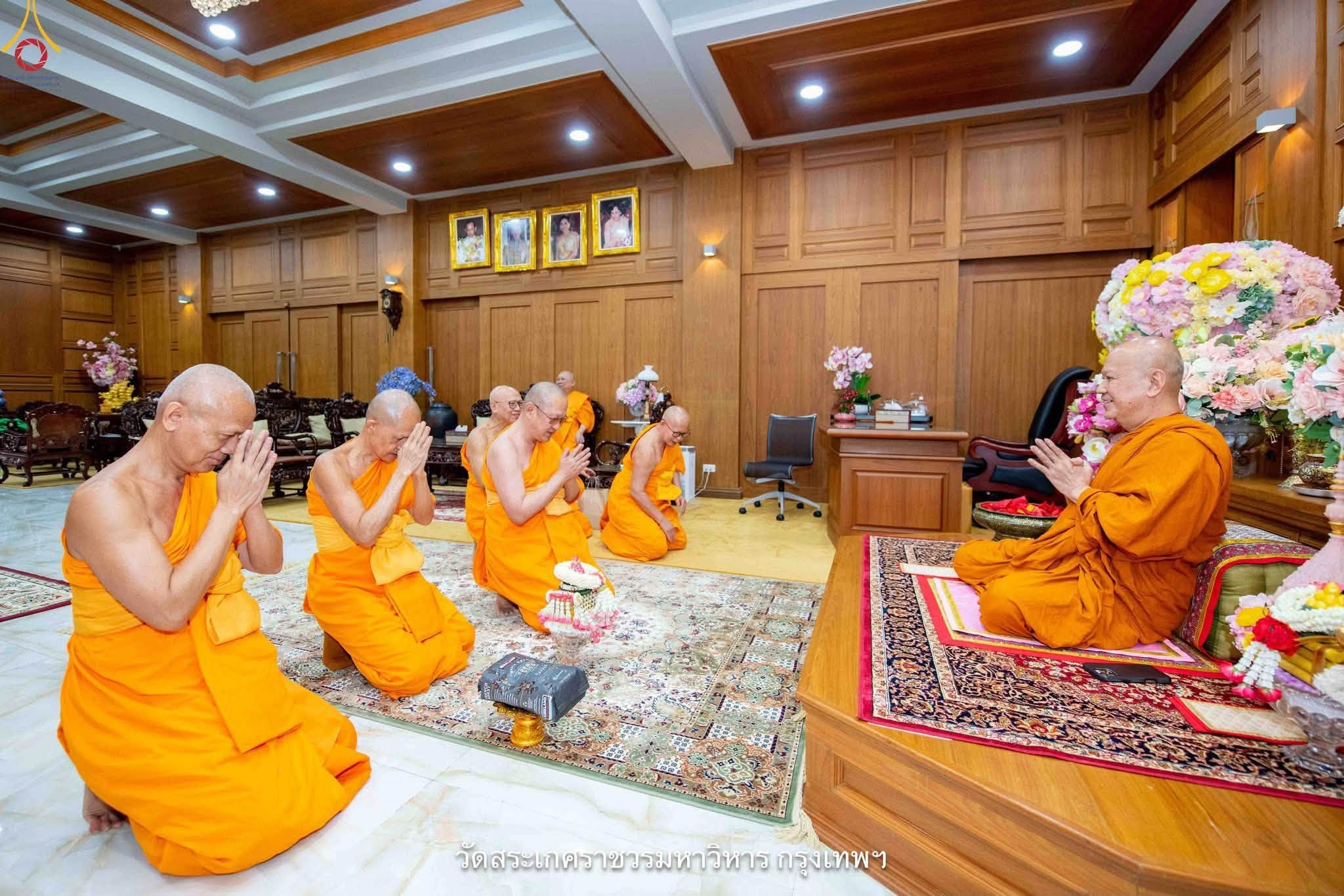 พระสงฆ์วัดพระธรรมกาย ทำวัตรพระมหาเถราจารย์ เนื่องในเทศกาลเข้าพรรษา