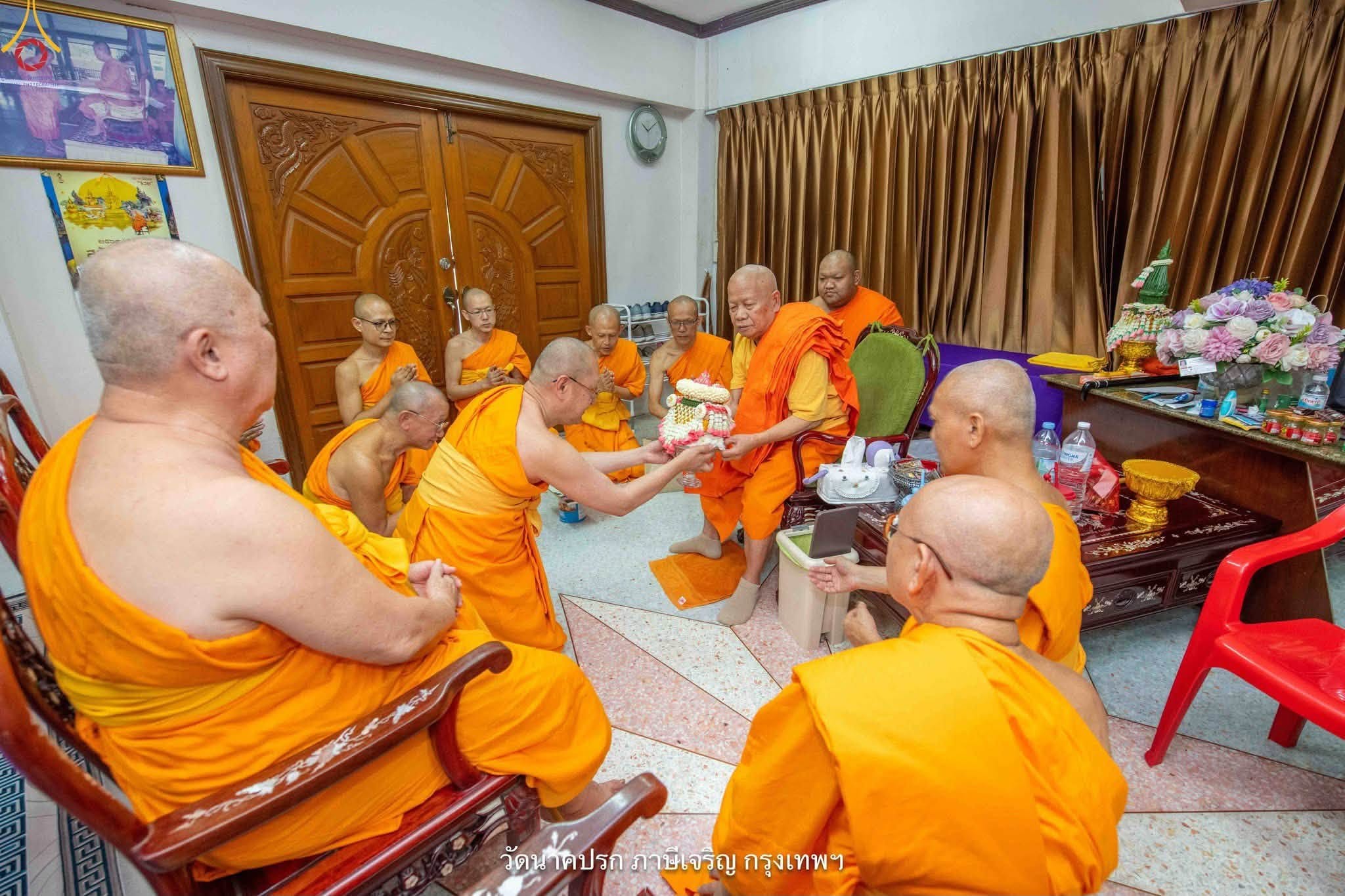 พระสงฆ์วัดพระธรรมกาย ทำวัตรพระมหาเถราจารย์ เนื่องในเทศกาลเข้าพรรษา