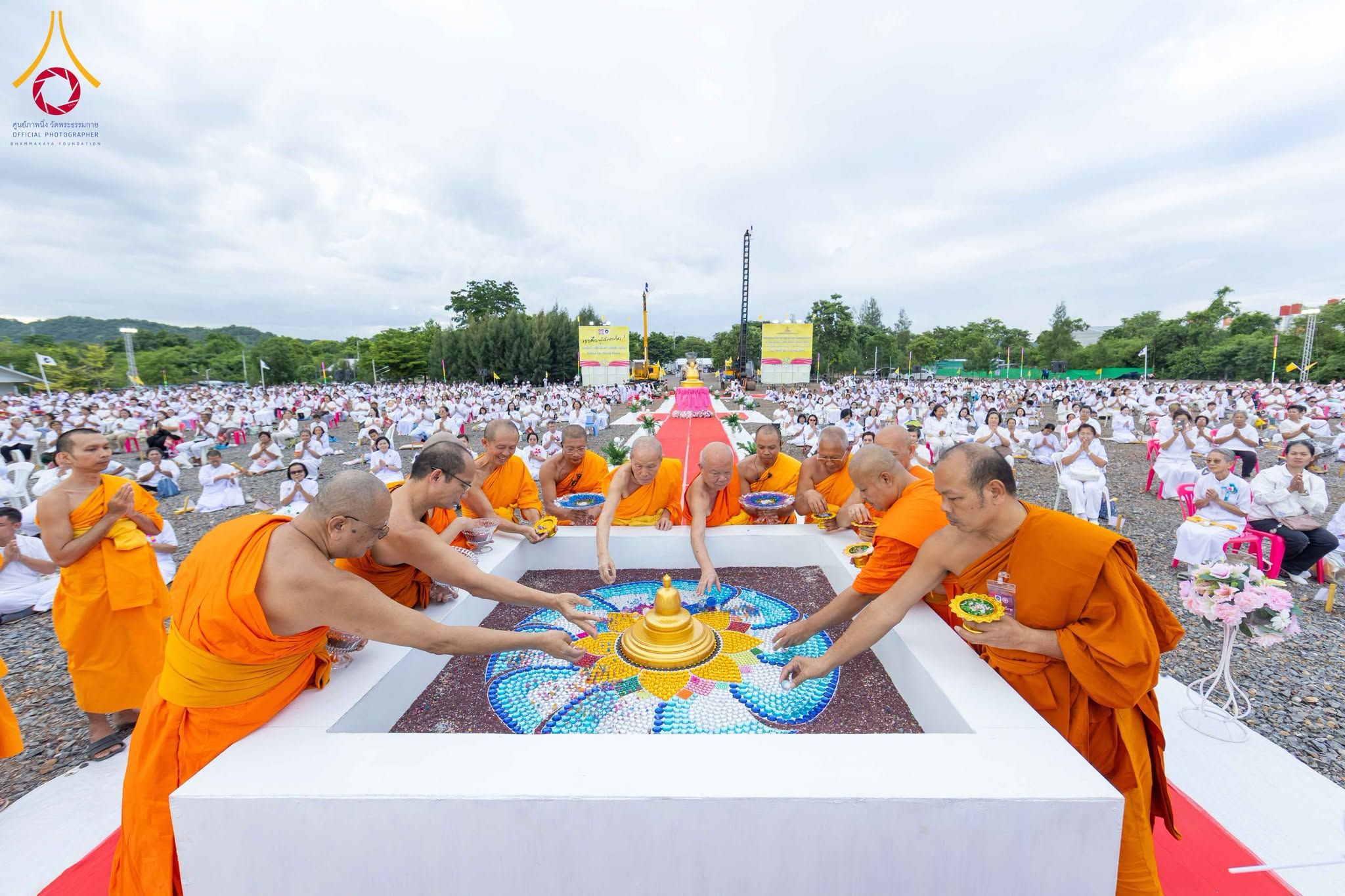 ศูนย์ปฏิบัติธรรมสระบุรี จัดพิธีทอดผ้าป่า โปรยรัตนชาติ และเทคอนกรีต เสาเข็มเจาะมหามงคลแห่งแรก สถาปนาองค์พระเจดีย์ เพื่อสร้างสันติภาพโลก
