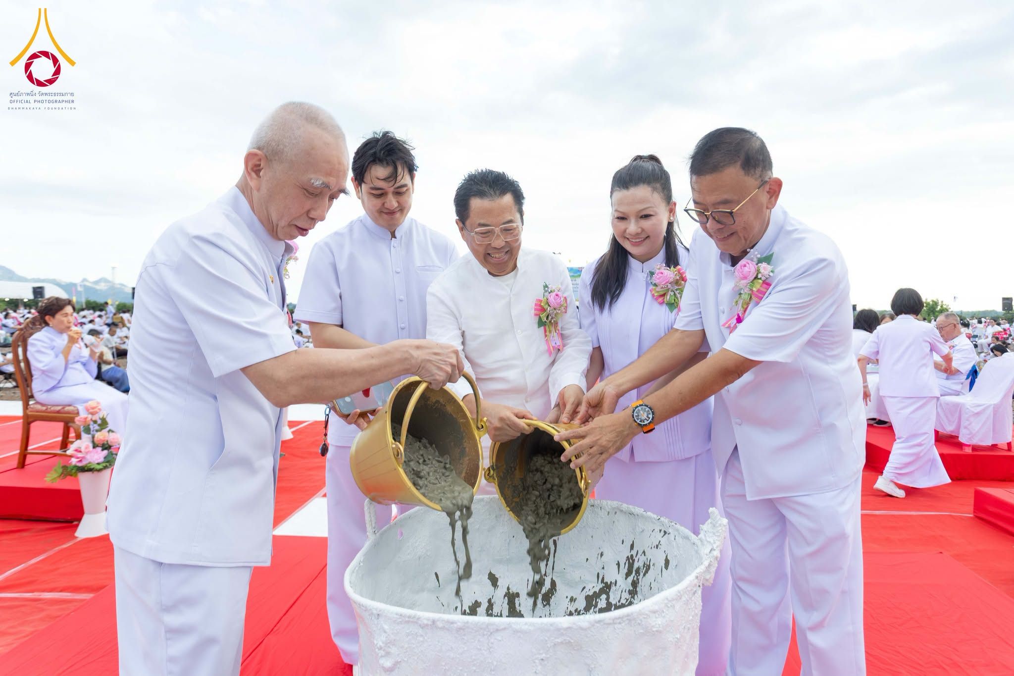 ศูนย์ปฏิบัติธรรมสระบุรี จัดพิธีทอดผ้าป่า โปรยรัตนชาติ และเทคอนกรีต เสาเข็มเจาะมหามงคลแห่งแรก สถาปนาองค์พระเจดีย์ เพื่อสร้างสันติภาพโลก