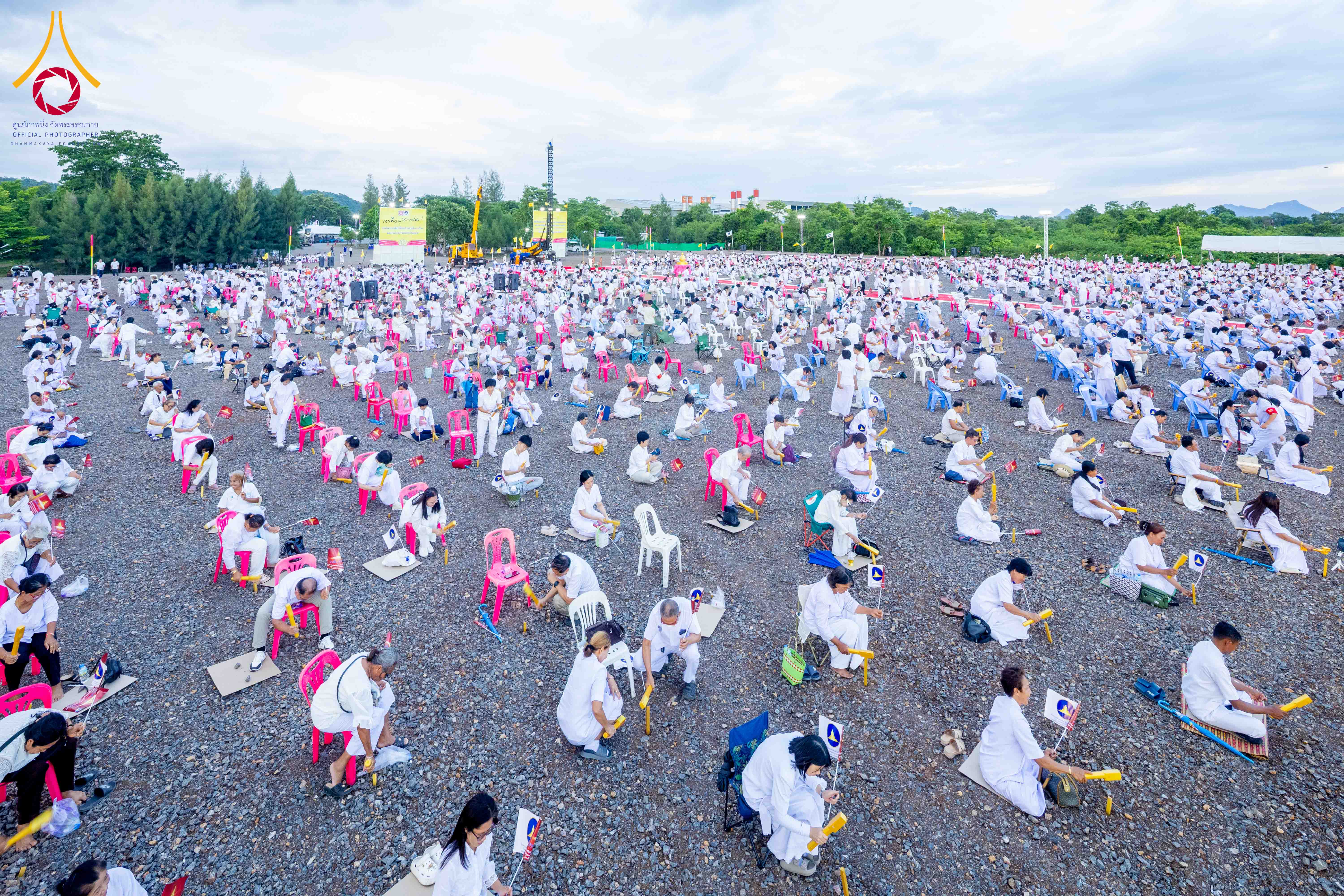 ศูนย์ปฏิบัติธรรมสระบุรี จัดพิธีทอดผ้าป่า โปรยรัตนชาติ และเทคอนกรีต เสาเข็มเจาะมหามงคลแห่งแรก สถาปนาองค์พระเจดีย์ เพื่อสร้างสันติภาพโลก