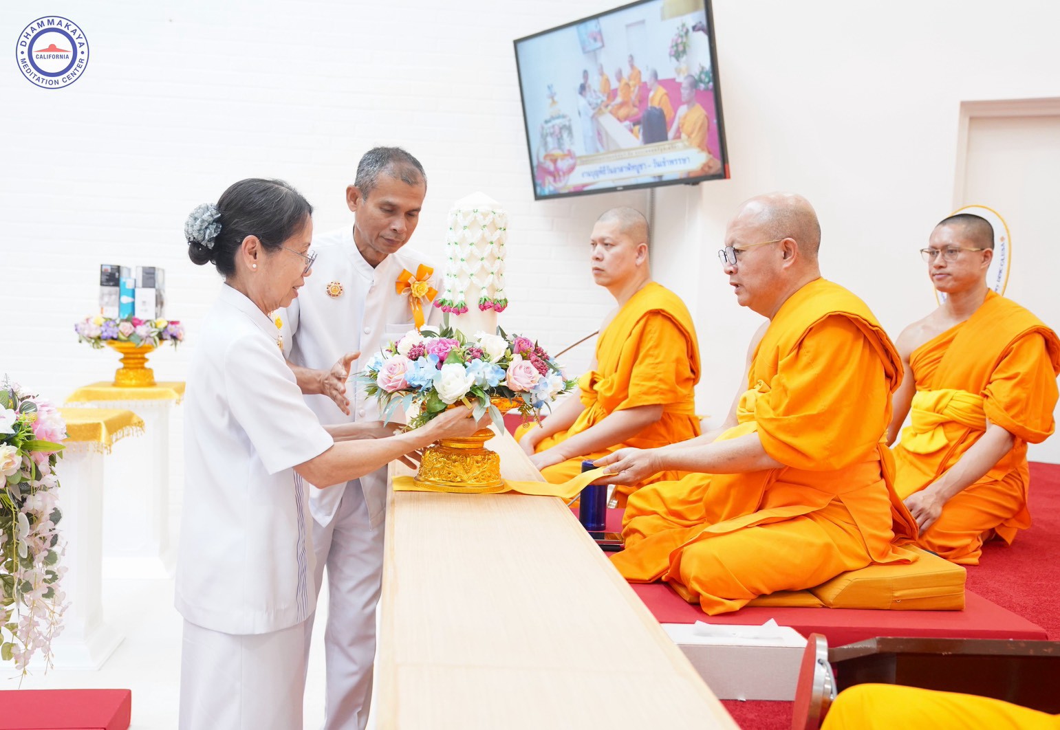 วัดพระธรรมกายแคลิฟอร์เนีย จัดพิธีถวายเทียนพรรษา กองบุญแสงสว่าง และผ้าอาบน้ำฝน