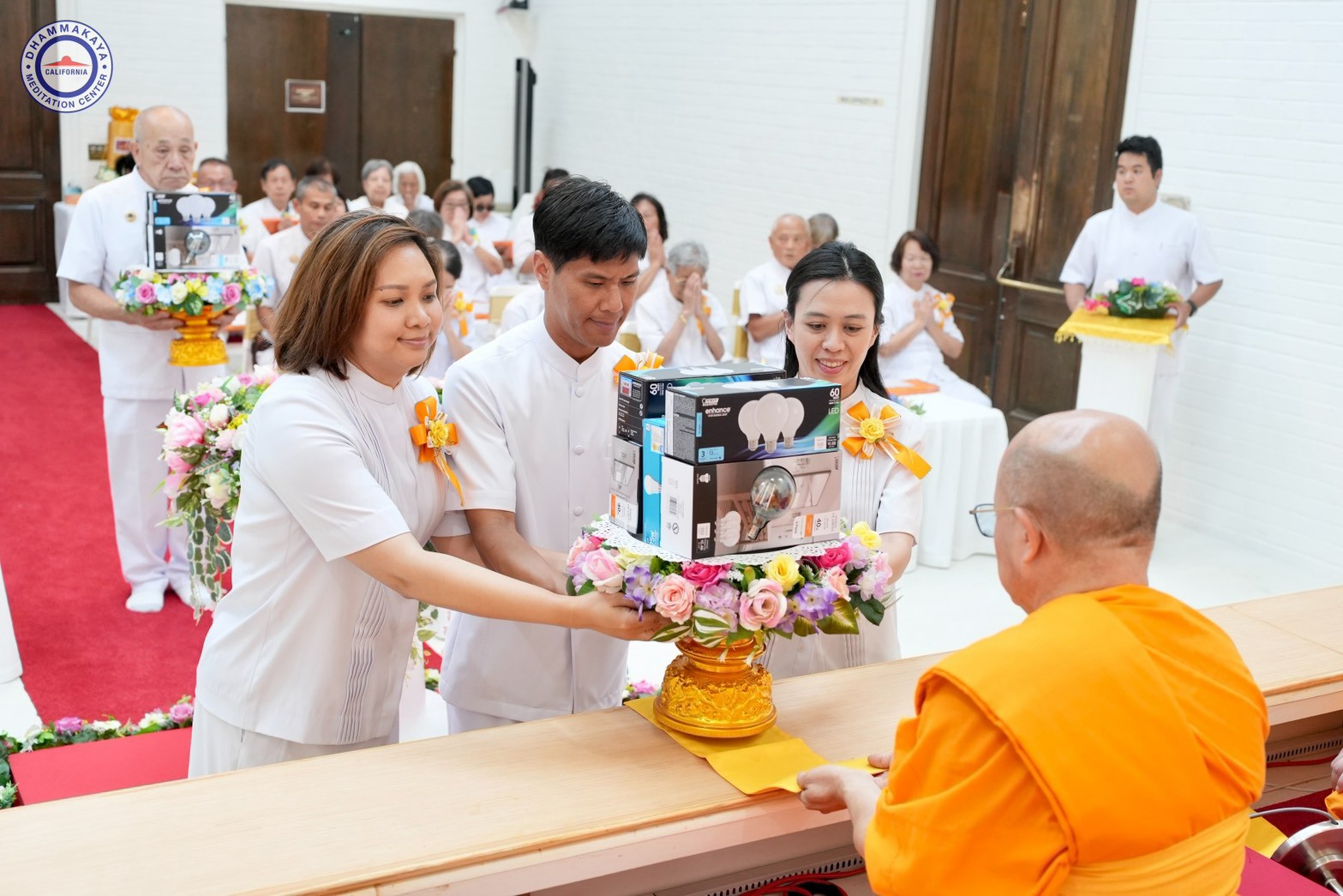 วัดพระธรรมกายแคลิฟอร์เนีย จัดพิธีถวายเทียนพรรษา กองบุญแสงสว่าง และผ้าอาบน้ำฝน