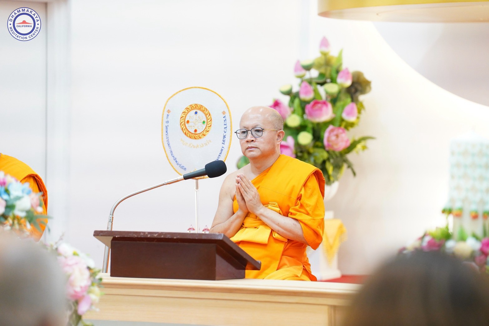 วัดพระธรรมกายแคลิฟอร์เนีย จัดพิธีถวายเทียนพรรษา กองบุญแสงสว่าง และผ้าอาบน้ำฝน