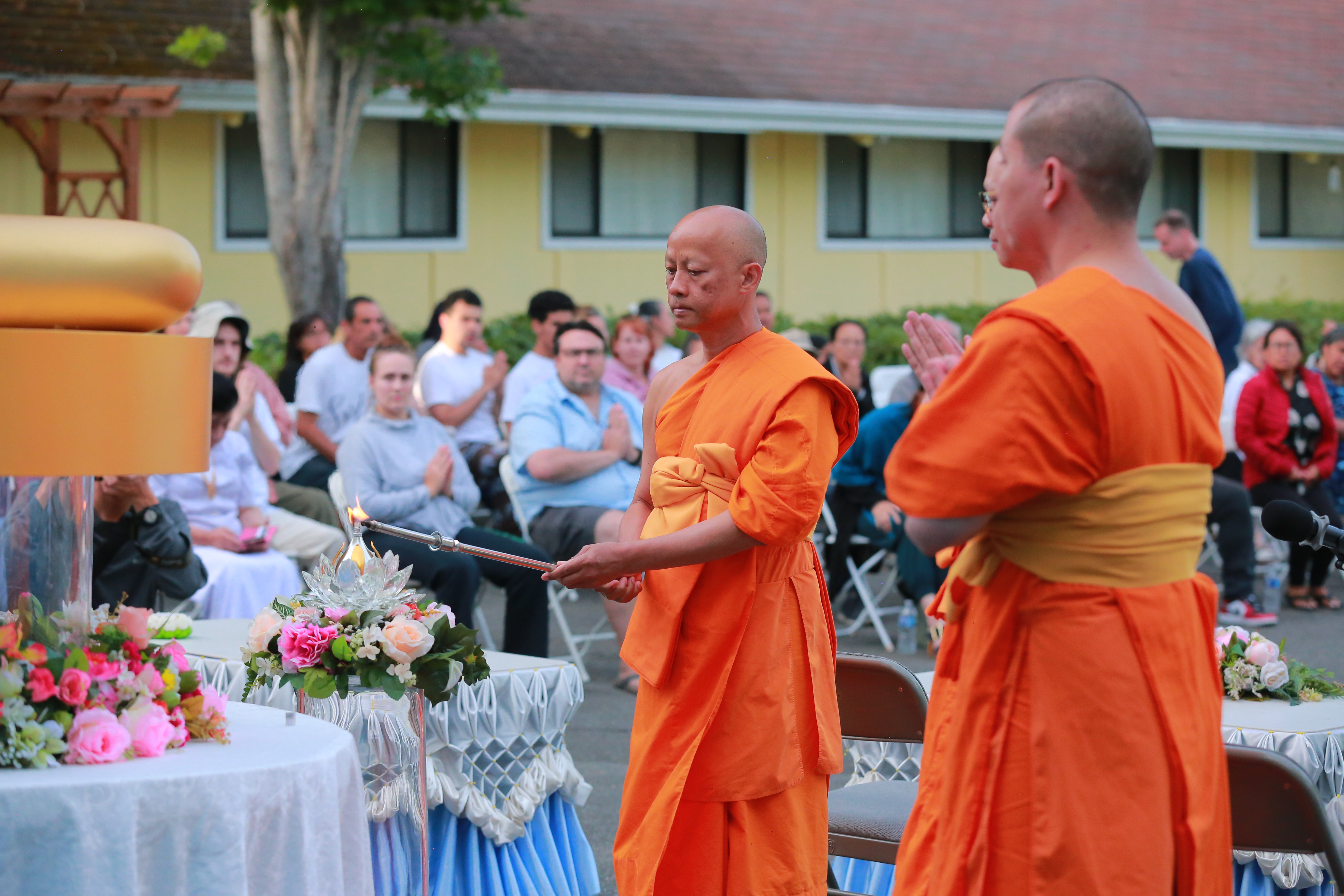 วัดพระธรรมกายซีแอตเติล จัดพิธีจุดประทีปแปรอักษร 5,000 ดวง เนื่องในวันอาสาฬหบูชา