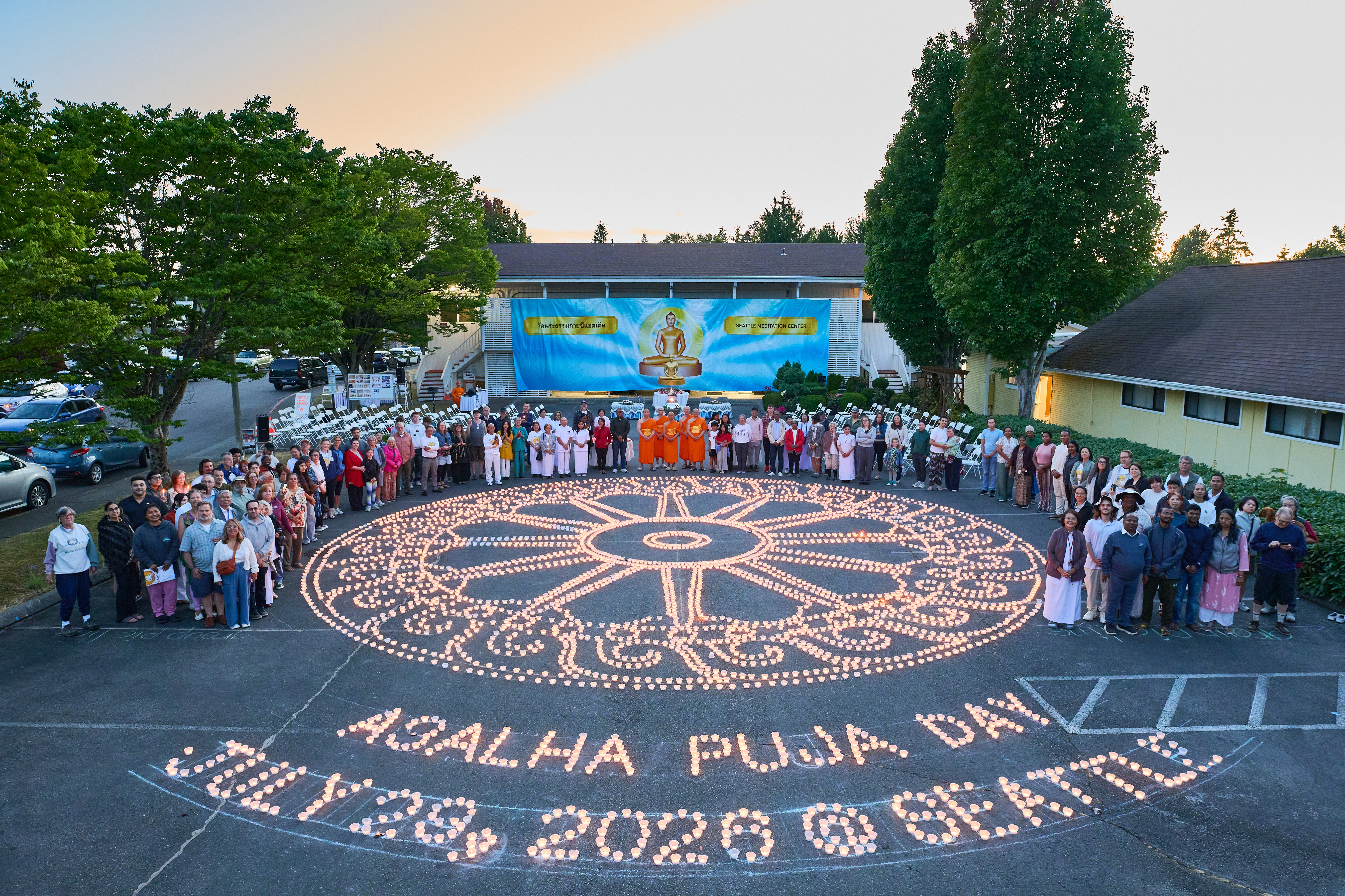 วัดพระธรรมกายซีแอตเติล จัดพิธีจุดประทีปแปรอักษร 5,000 ดวง เนื่องในวันอาสาฬหบูชา