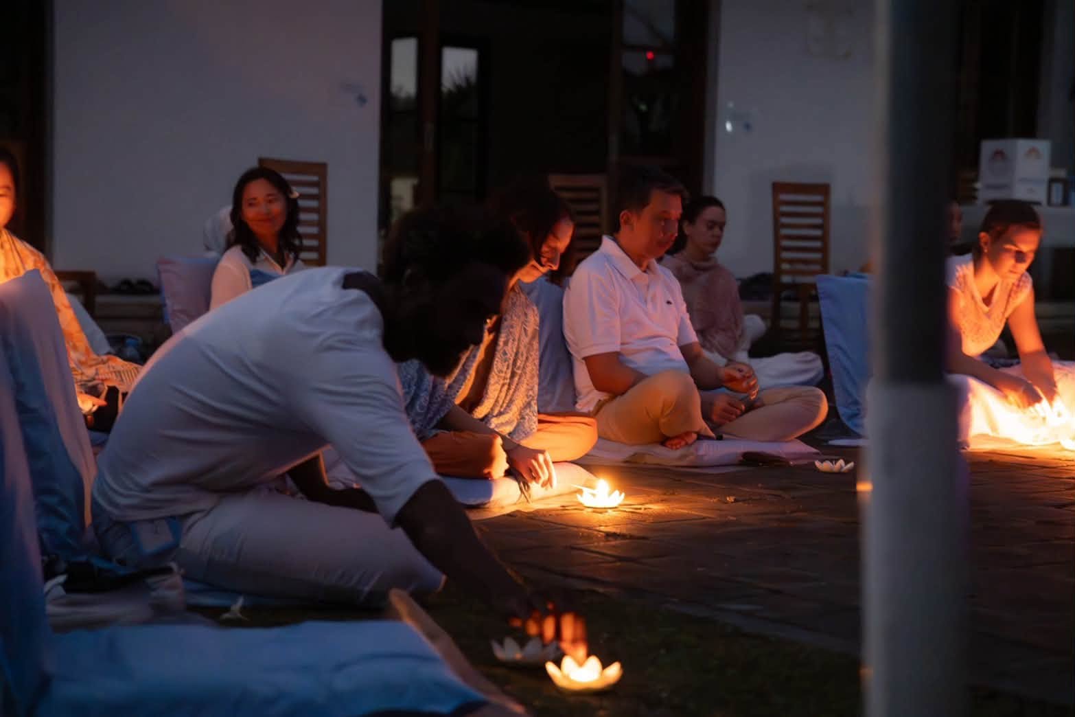 ศูนย์ปฏิบัติธรรมบาหลี จัดกิจกรรมนั่งสมาธิและพิธีจุดประทีปรำลึก