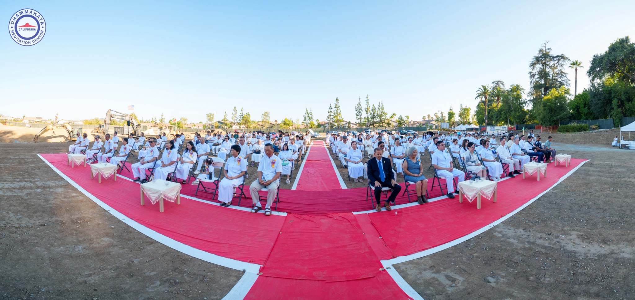 วัดพระธรรมกายแคลิฟอร์เนีย จัดพิธีโปรยรัตนชาติมหามงคลและเจริญพุทธมนต์กลั่นแผ่นดิน สถาปนาอาคารอุโบสถ 84 ปีหลวงพ่อธัมมชโย