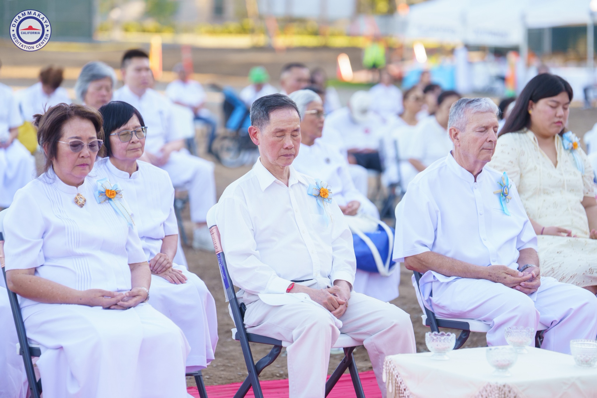 วัดพระธรรมกายแคลิฟอร์เนีย จัดพิธีโปรยรัตนชาติมหามงคลและเจริญพุทธมนต์กลั่นแผ่นดิน สถาปนาอาคารอุโบสถ 84 ปีหลวงพ่อธัมมชโย