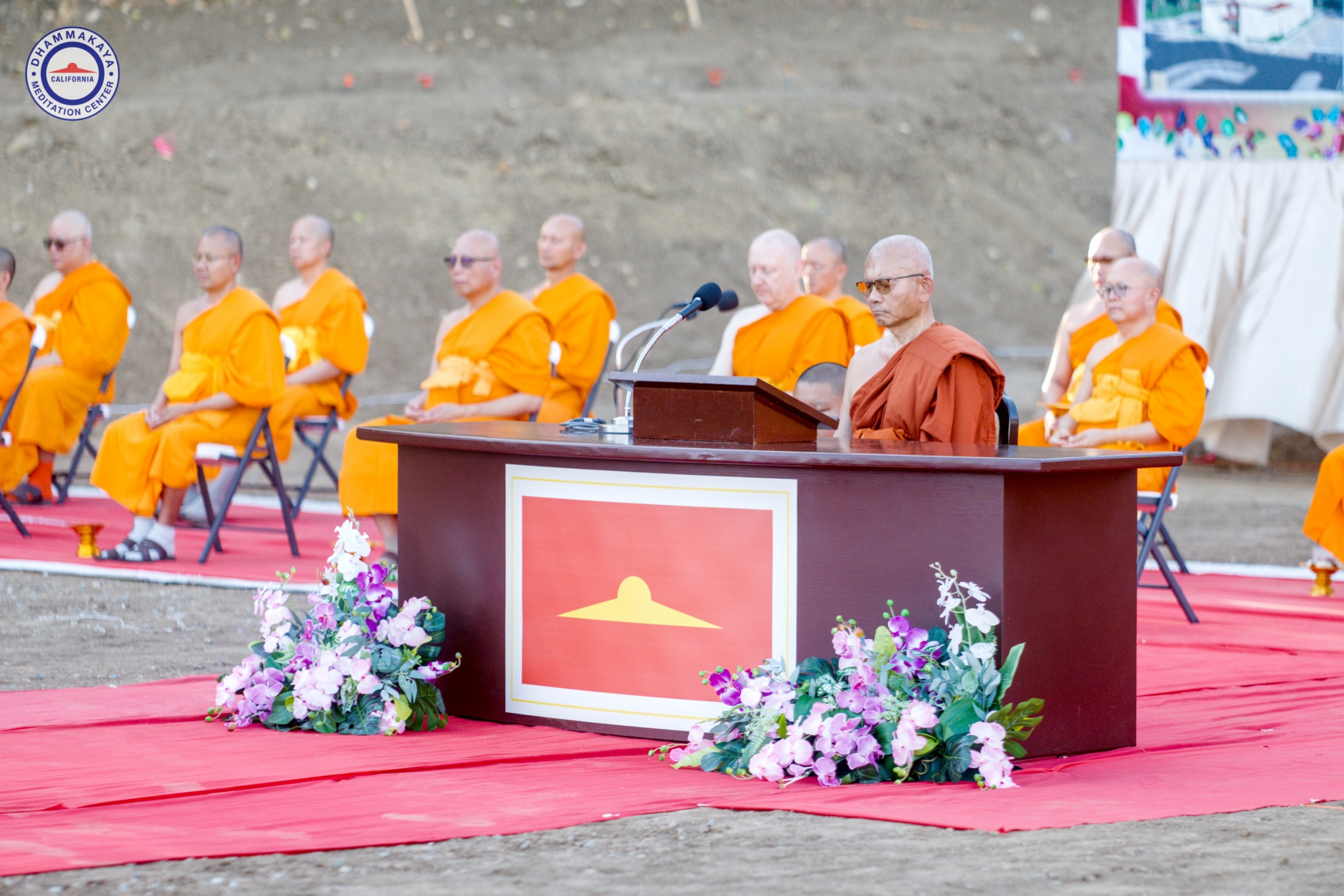 วัดพระธรรมกายแคลิฟอร์เนีย จัดพิธีโปรยรัตนชาติมหามงคลและเจริญพุทธมนต์กลั่นแผ่นดิน สถาปนาอาคารอุโบสถ 84 ปีหลวงพ่อธัมมชโย