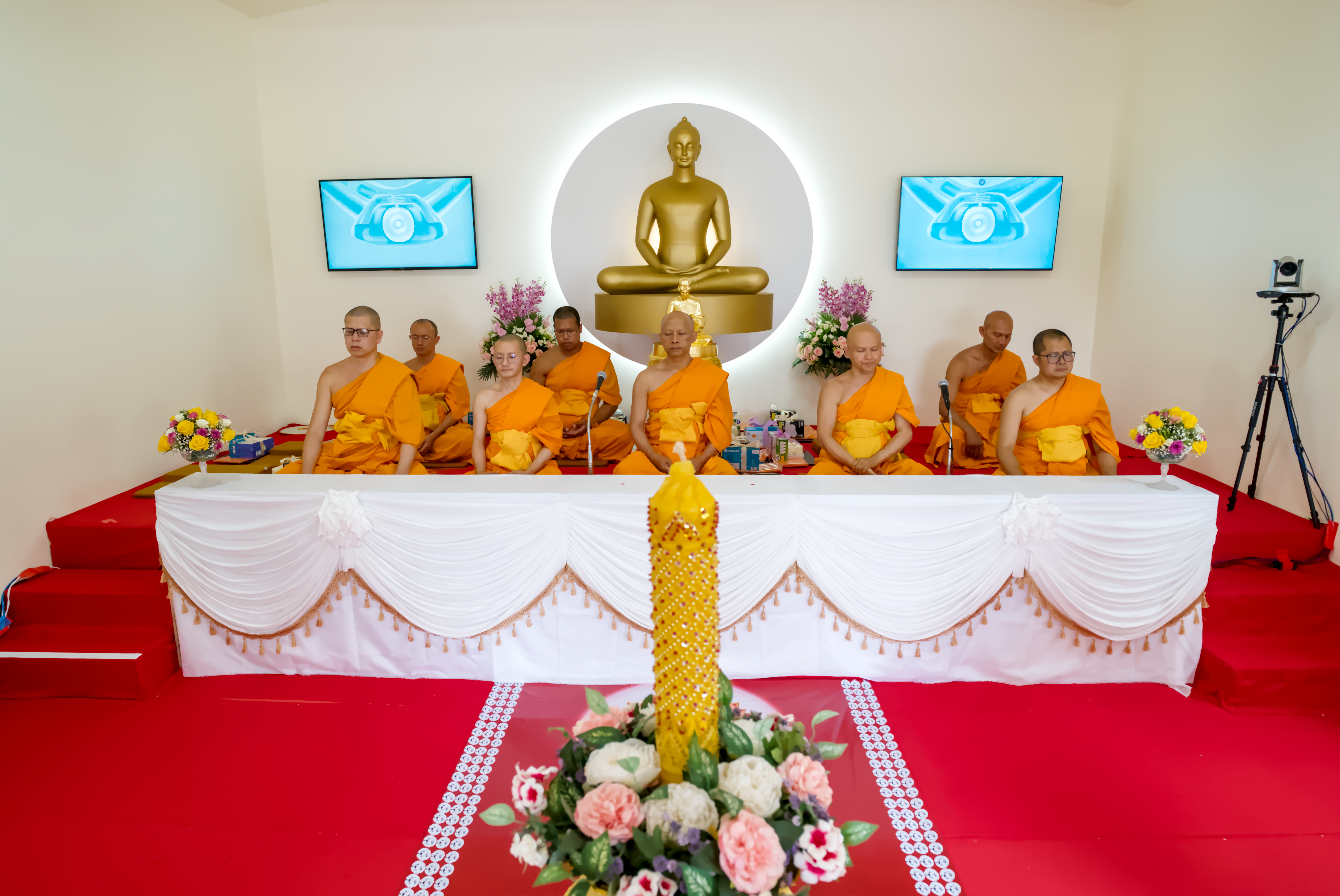 วัดภาวนาซานดิเอโก จัดพิธีถวายเทียนพรรษา ผ้าอาบน้ำฝน และกองบุญแสงสว่าง
