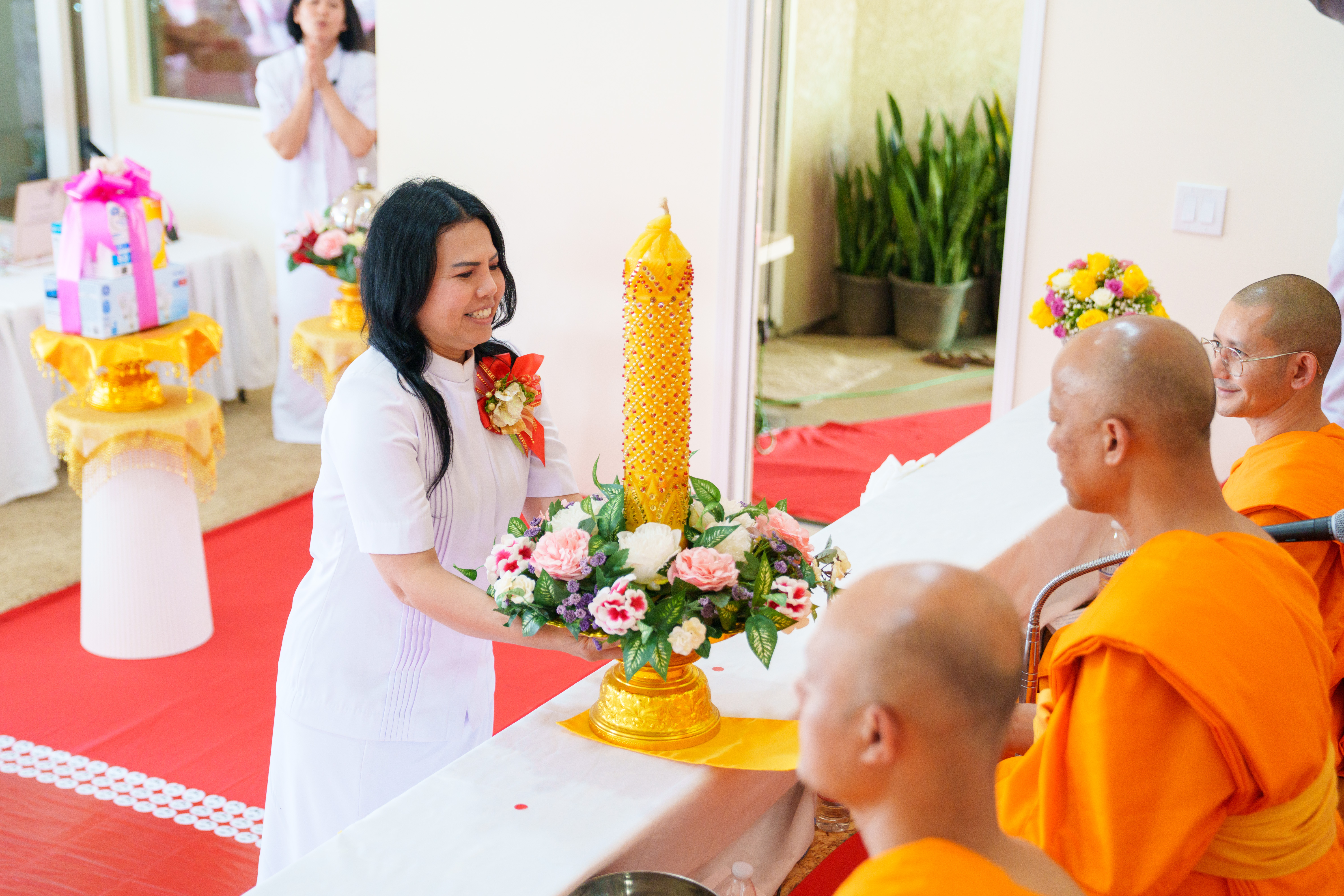 วัดภาวนาซานดิเอโก จัดพิธีถวายเทียนพรรษา ผ้าอาบน้ำฝน และกองบุญแสงสว่าง