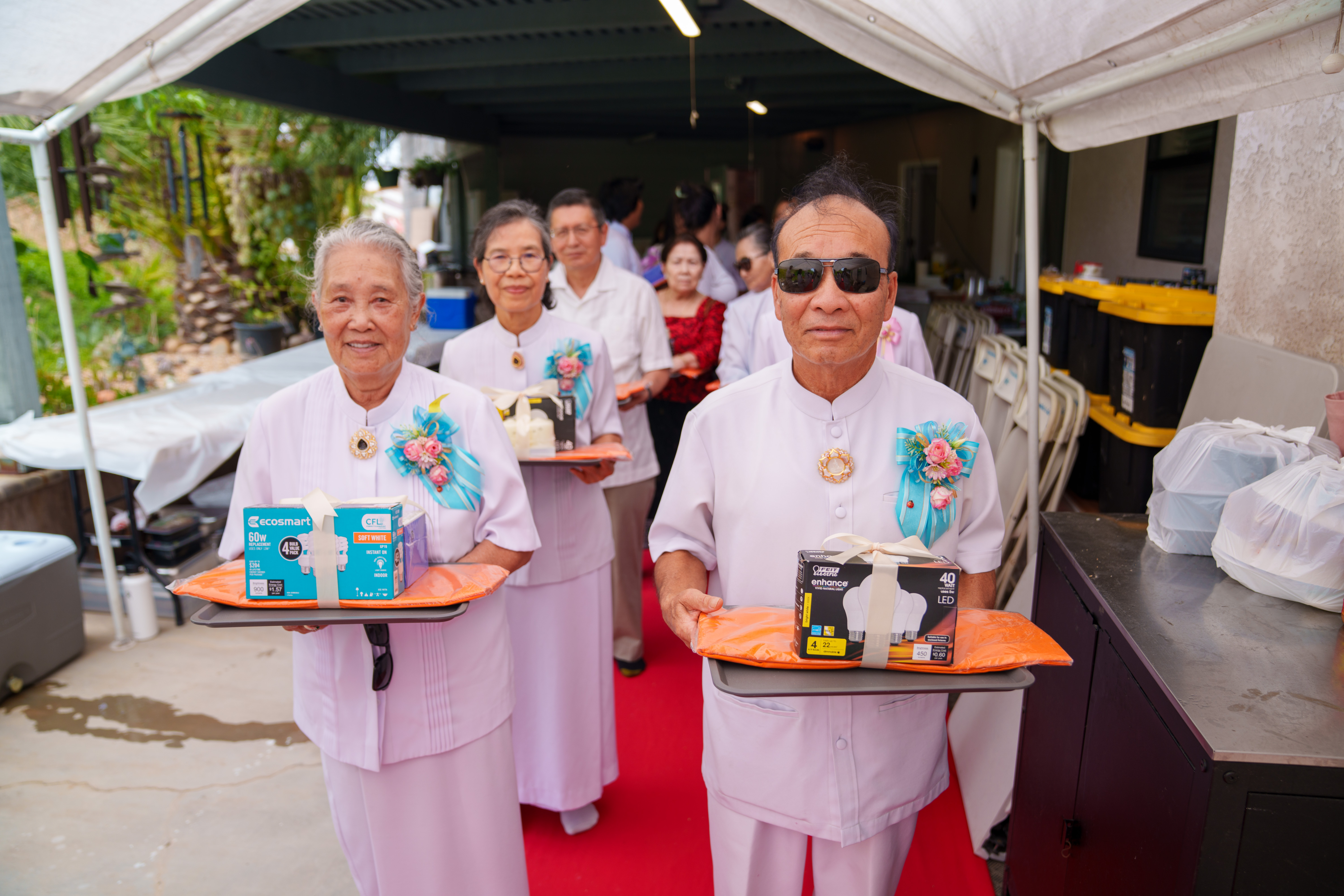 วัดภาวนาซานดิเอโก จัดพิธีถวายเทียนพรรษา ผ้าอาบน้ำฝน และกองบุญแสงสว่าง