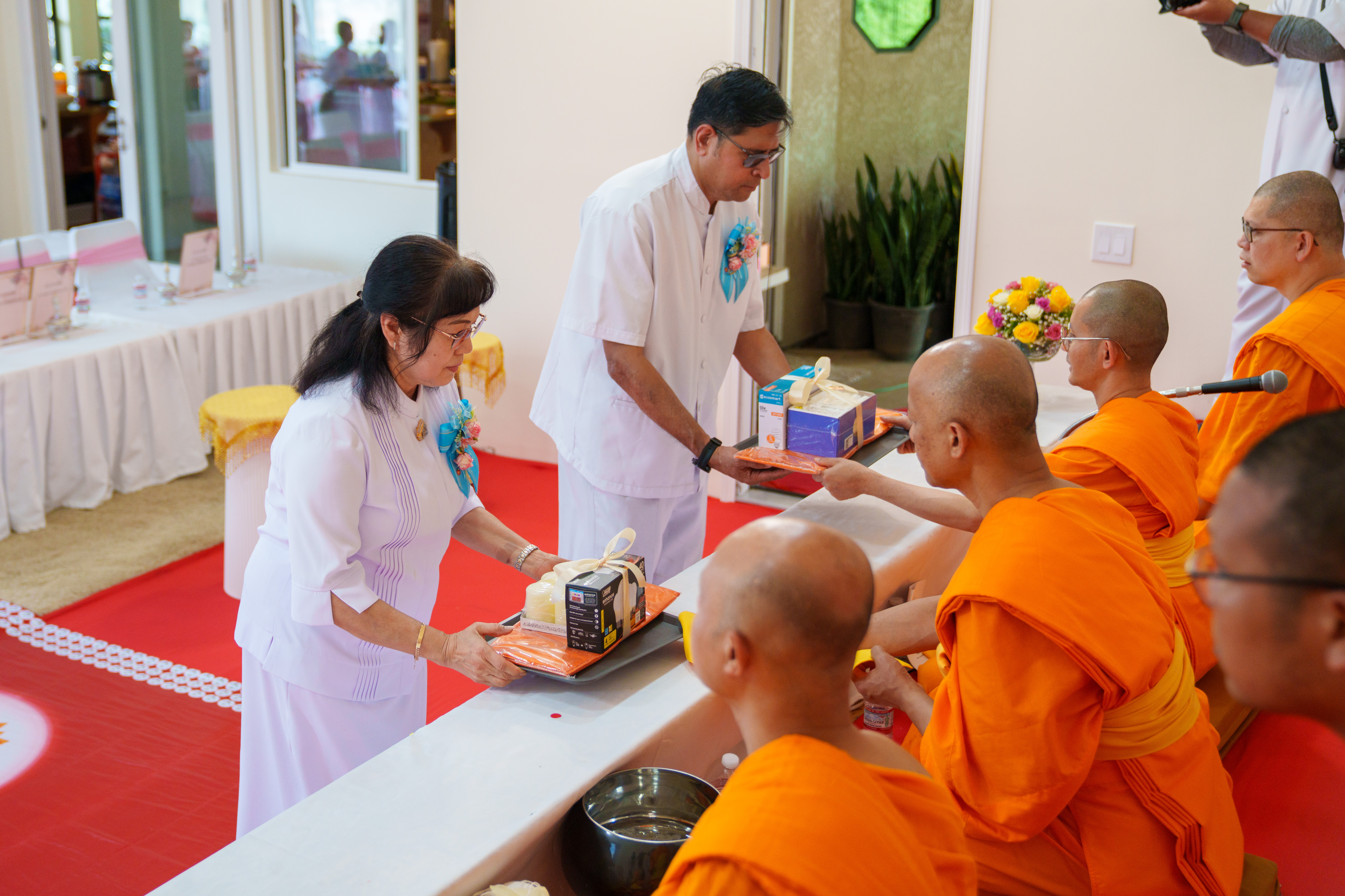 วัดภาวนาซานดิเอโก จัดพิธีถวายเทียนพรรษา ผ้าอาบน้ำฝน และกองบุญแสงสว่าง