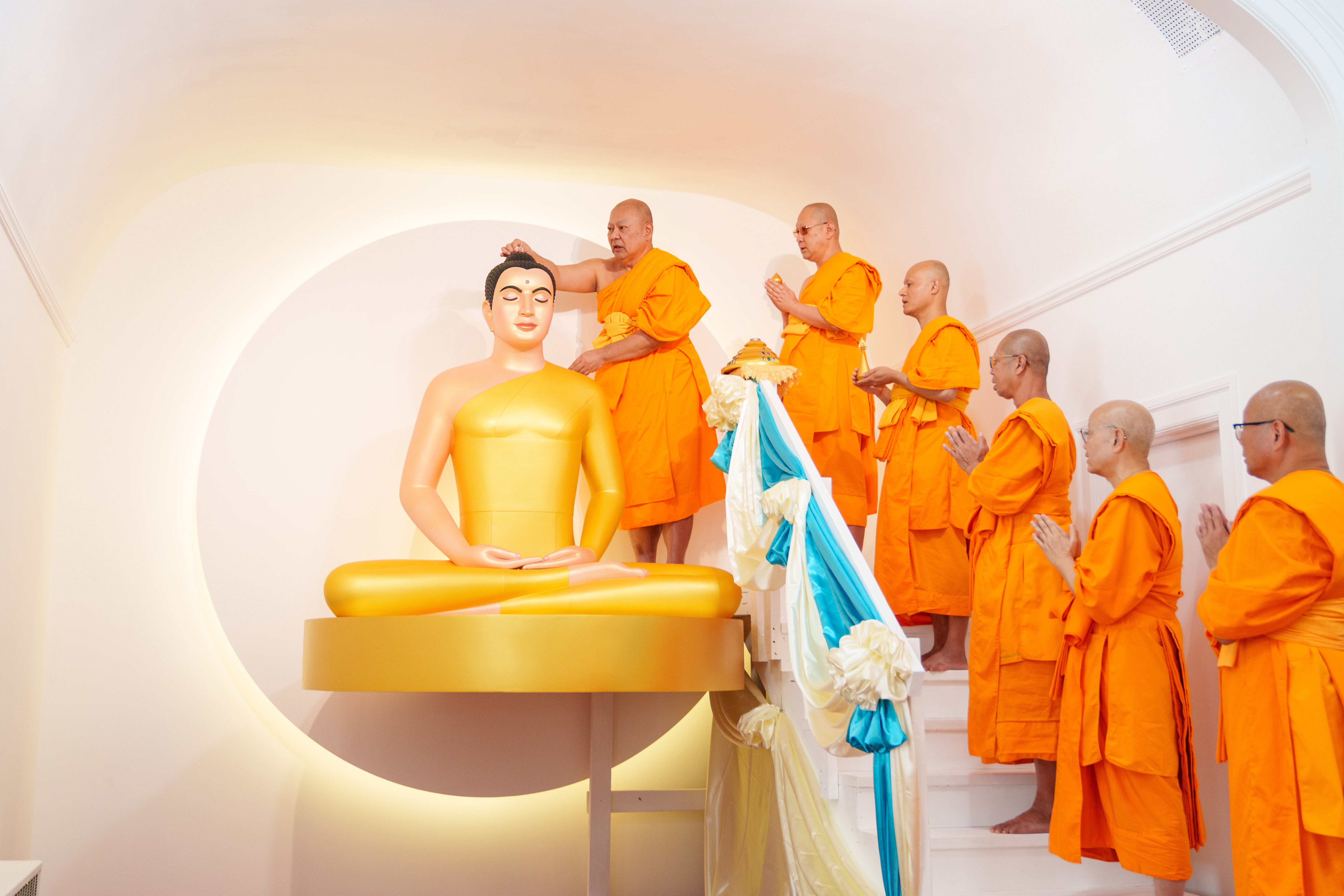 วัดพระธรรมกายบอสตัน จัดพิธีสมโภชองค์พระประธาน พิธีอัญเชิญและบรรจุพระบรมสารีริกธาตุ