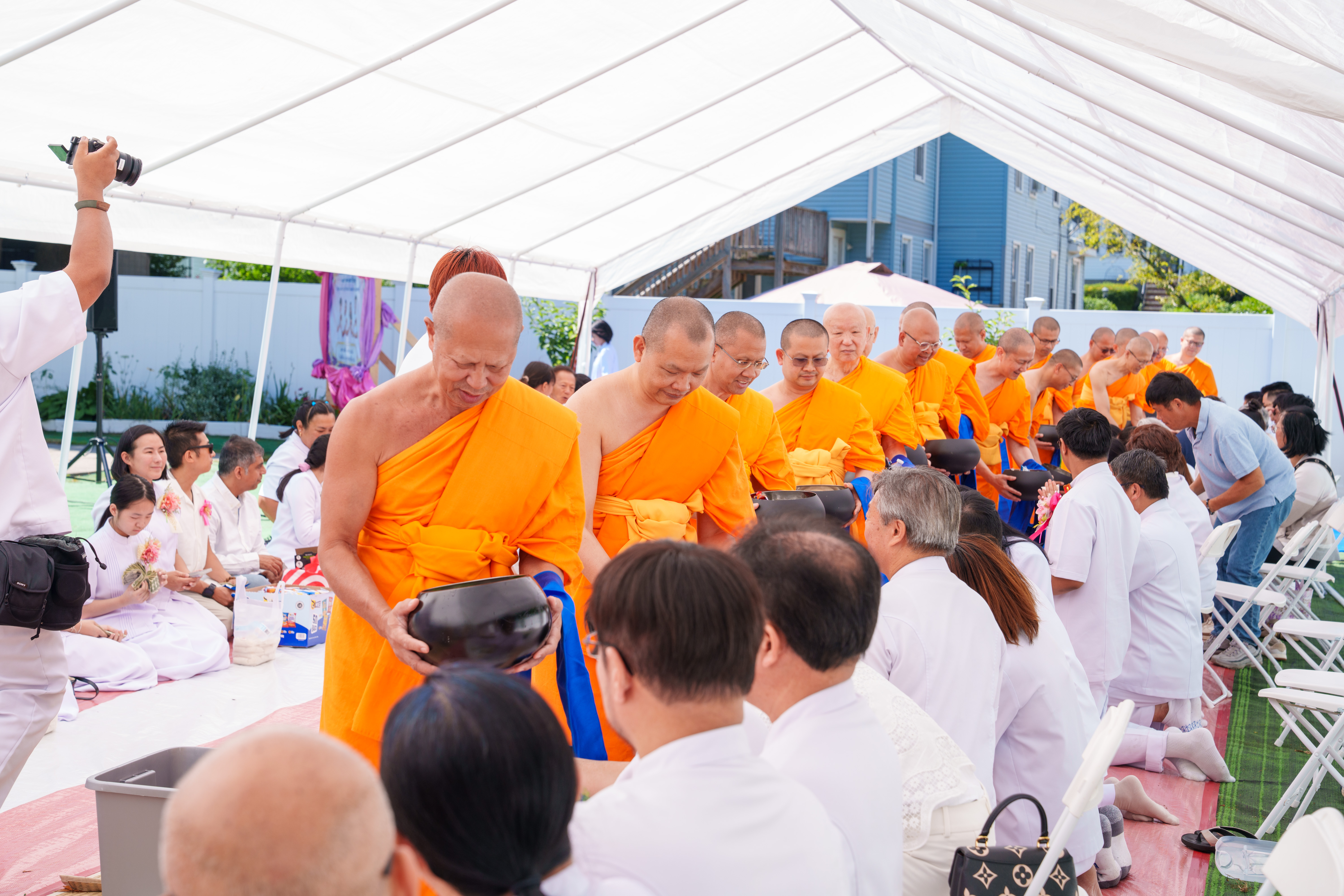 วัดพระธรรมกายบอสตัน จัดพิธีสมโภชองค์พระประธาน พิธีอัญเชิญและบรรจุพระบรมสารีริกธาตุ