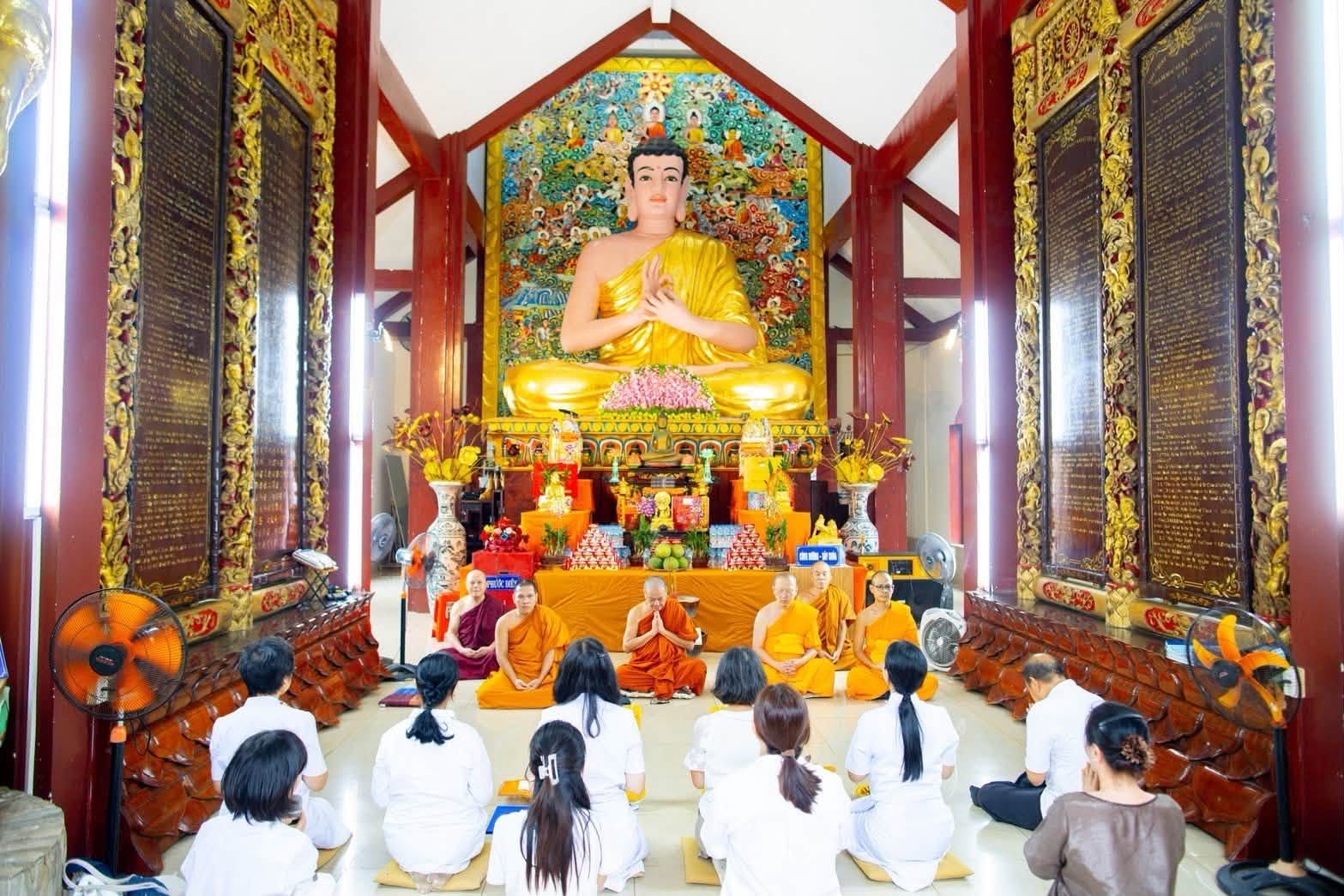 ประธานมูลนิธิธรรมกาย นำคณะสงฆ์และคณะศิษย์ ถวายเทียนพรรษา เชื่อมสายบุญไทย-เวียดนาม