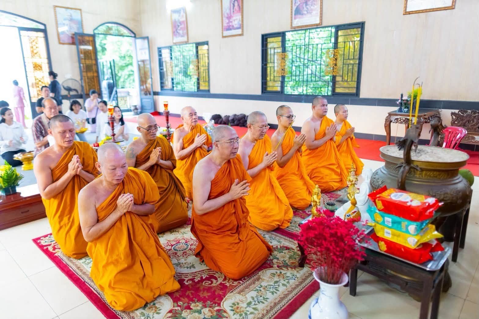 ประธานมูลนิธิธรรมกาย นำคณะสงฆ์และคณะศิษย์ ถวายเทียนพรรษา เชื่อมสายบุญไทย-เวียดนาม