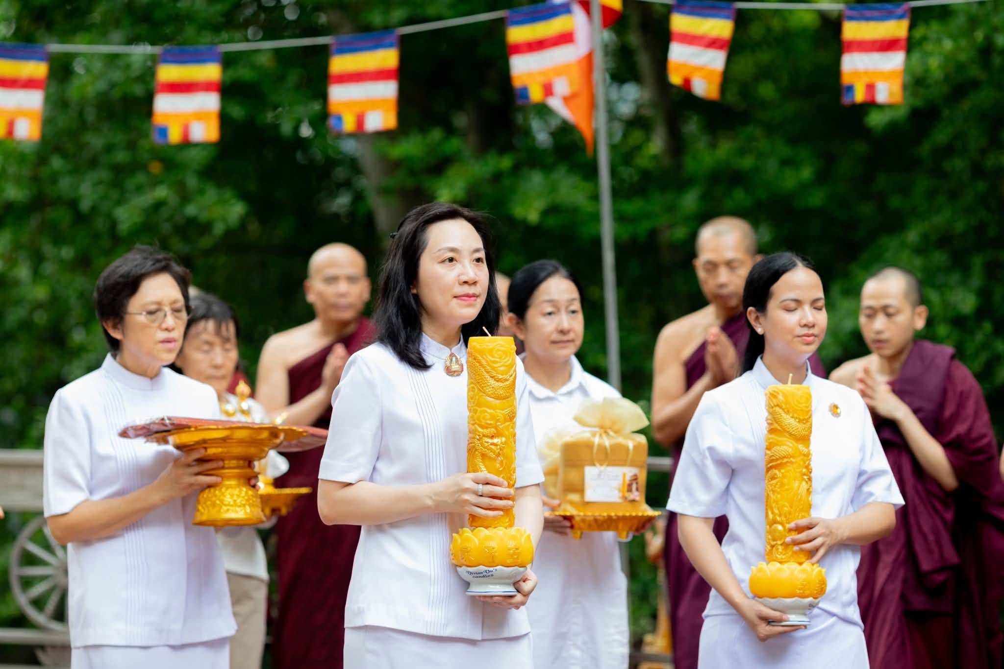 ประธานมูลนิธิธรรมกาย นำคณะสงฆ์และคณะศิษย์ ถวายเทียนพรรษา เชื่อมสายบุญไทย-เวียดนาม