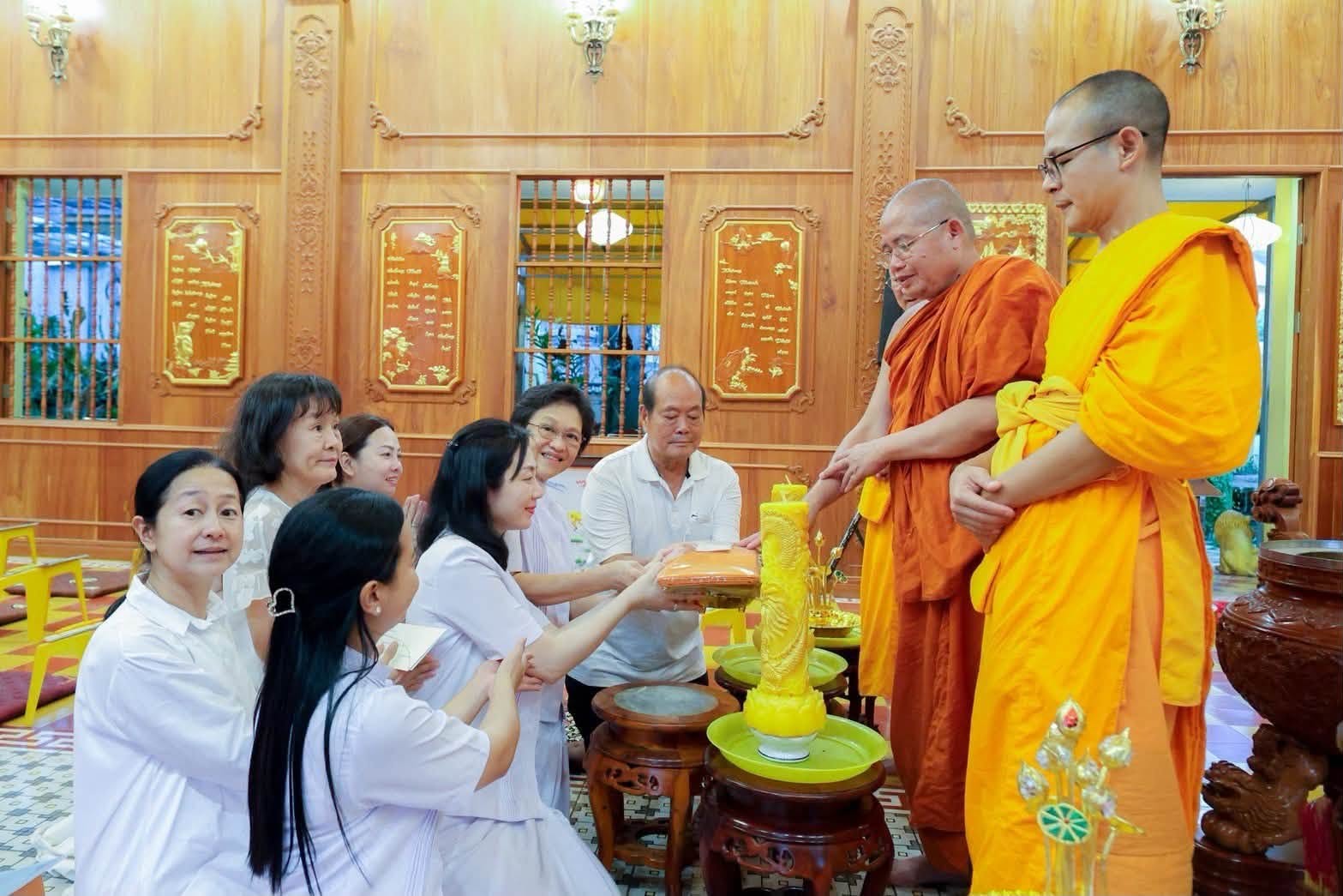 ประธานมูลนิธิธรรมกาย นำคณะสงฆ์และคณะศิษย์ ถวายเทียนพรรษา เชื่อมสายบุญไทย-เวียดนาม