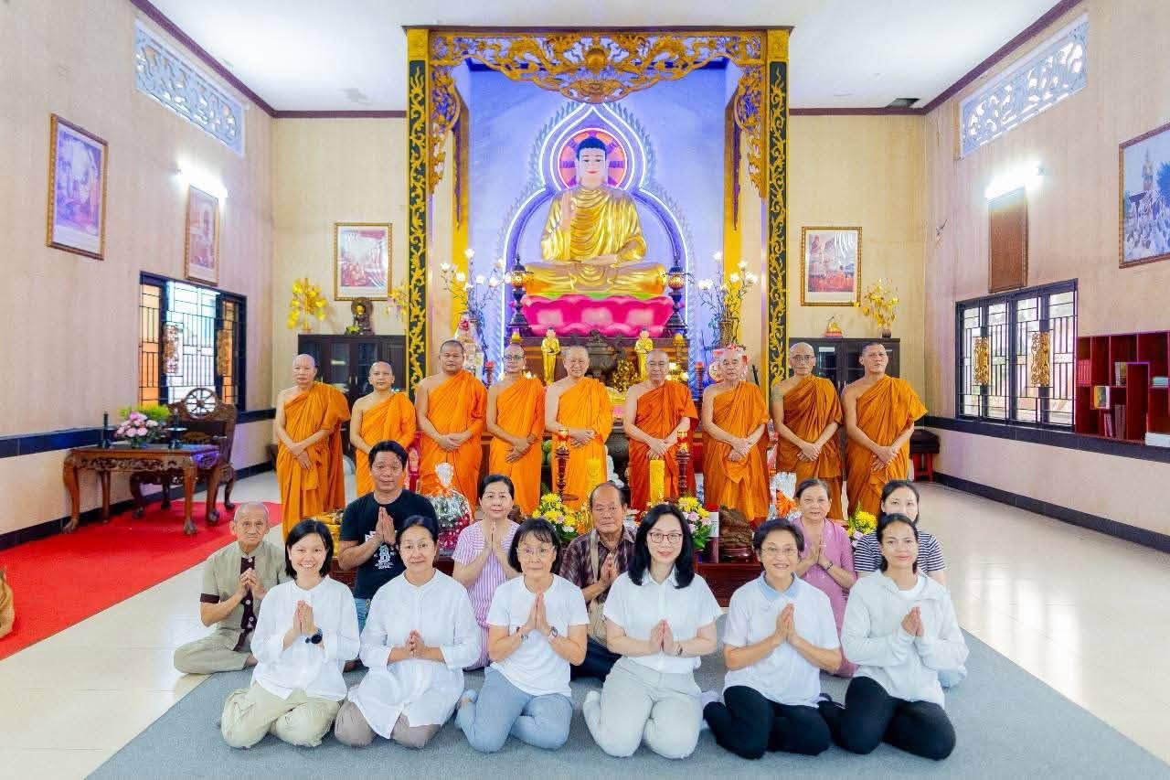 ประธานมูลนิธิธรรมกาย นำคณะสงฆ์และคณะศิษย์ ถวายเทียนพรรษา เชื่อมสายบุญไทย-เวียดนาม