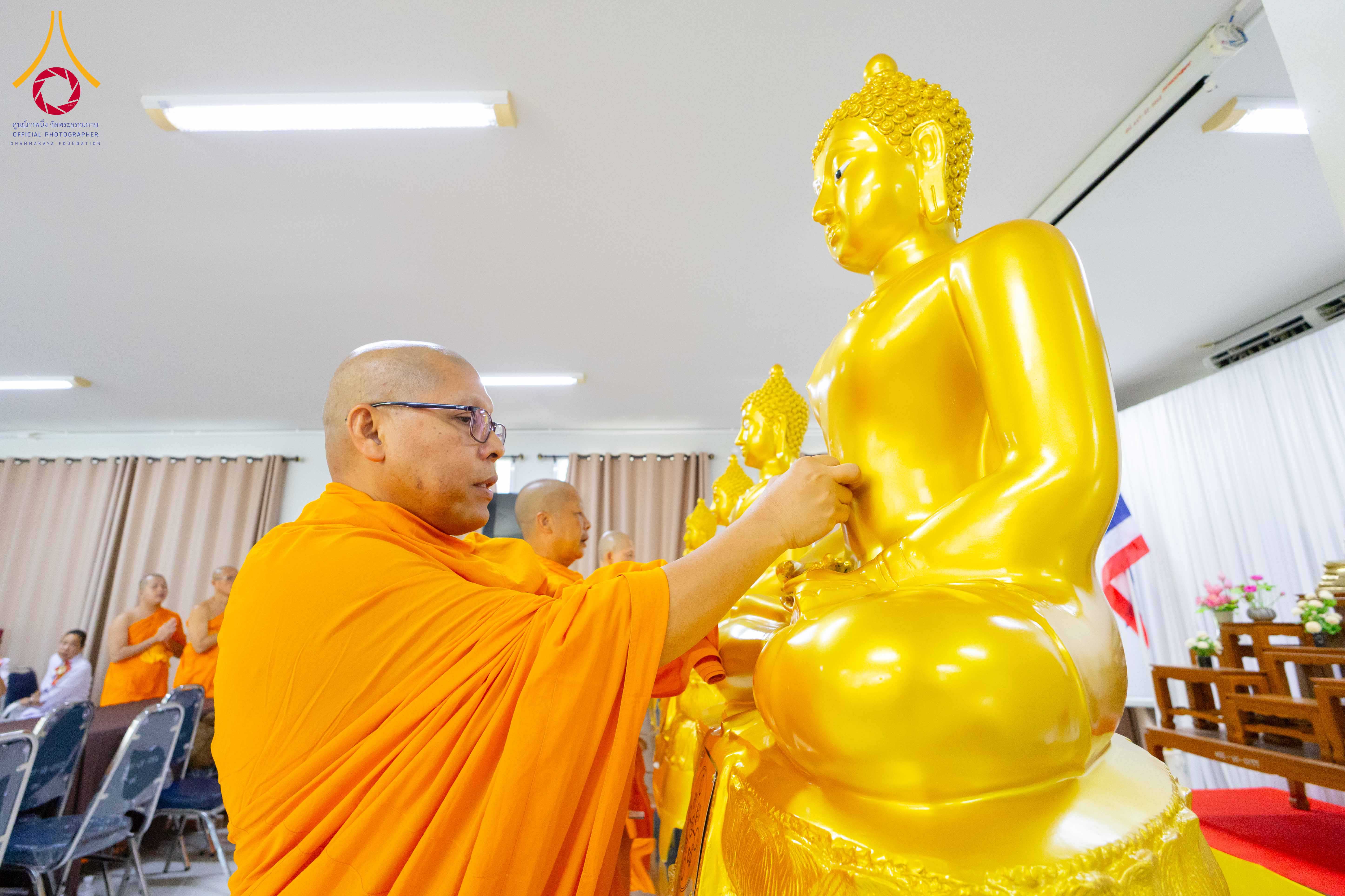 เทศบาลตำบลหนองเสือ ร่วมกับ องค์การพุทธโลก ถวายพระประธาน 22 องค์ สู่ดินแดนพุทธภูมิ