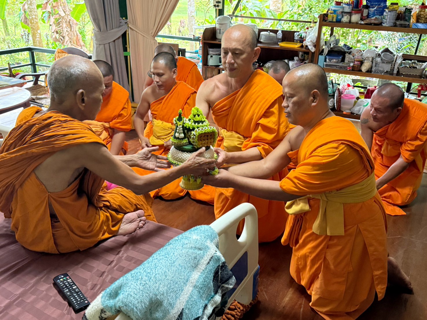 คณะสงฆ์ศูนย์ปฏิบัติธรรมเขาคิชฌกูฏ ทำวัตรพระผู้ใหญ่เทศกาลเข้าพรรษา