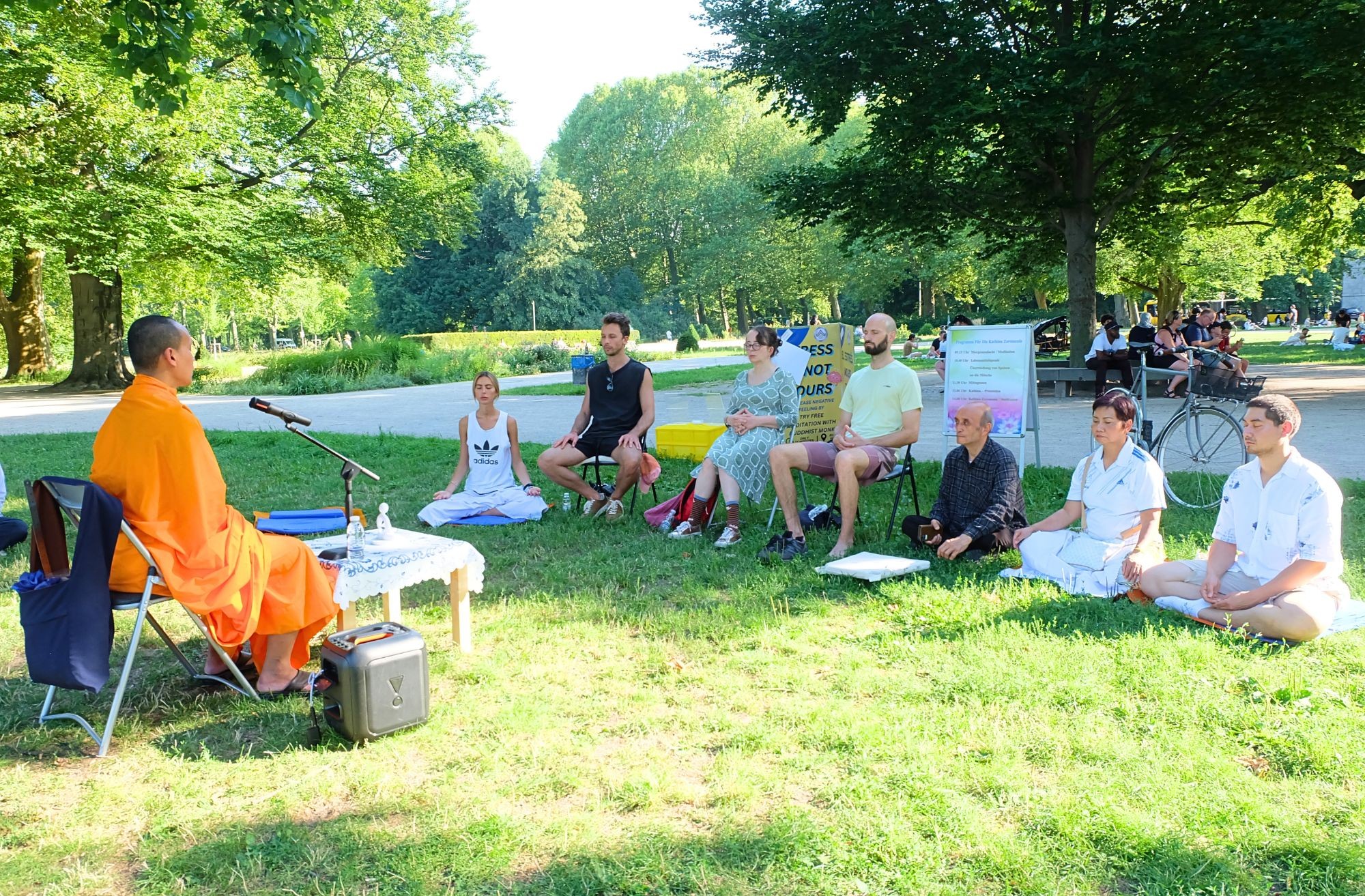 วัดพระธรรมกายเบอร์ลิน จัดปฏิบัติธรรม   ณ สวนสาธารณะ Treptower Park