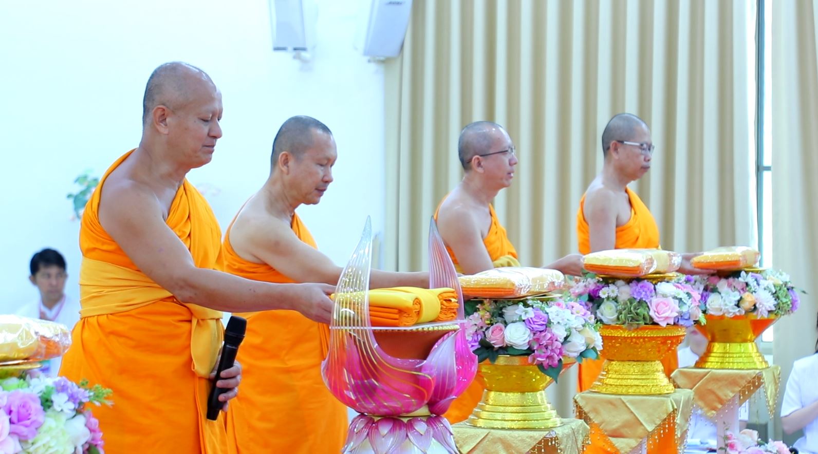 ศูนย์ปฏิบัติธรรมน้ำใสใจสว่าง จัดพิธีทอดผ้าป่าสมทบกฐิน ครั้งที่ 1
