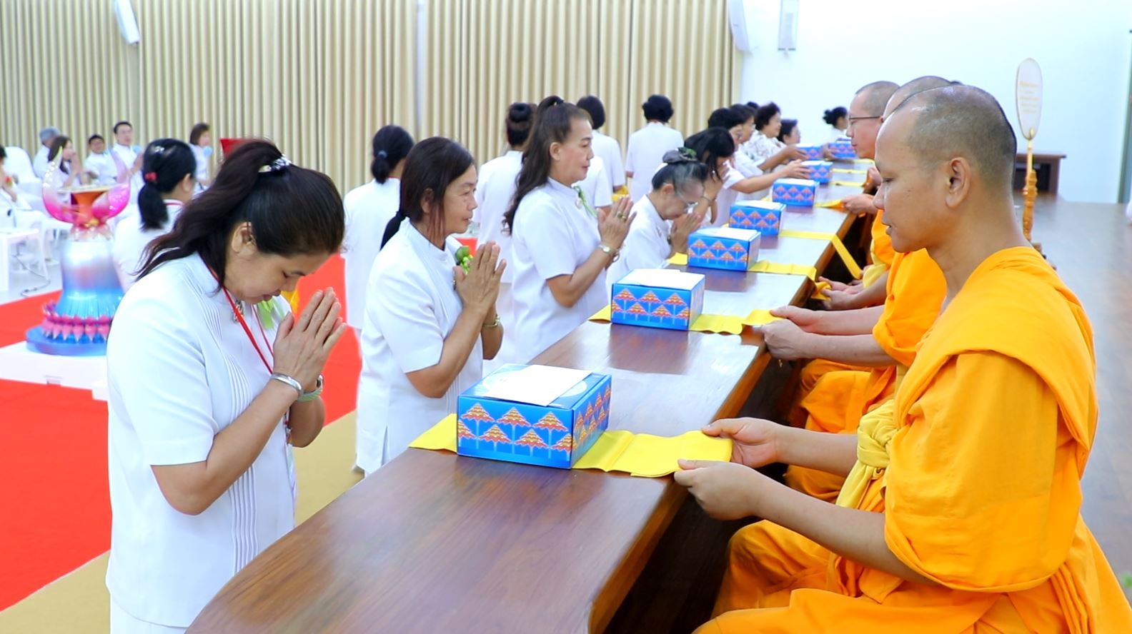 ศูนย์ปฏิบัติธรรมน้ำใสใจสว่าง จัดพิธีทอดผ้าป่าสมทบกฐิน ครั้งที่ 1