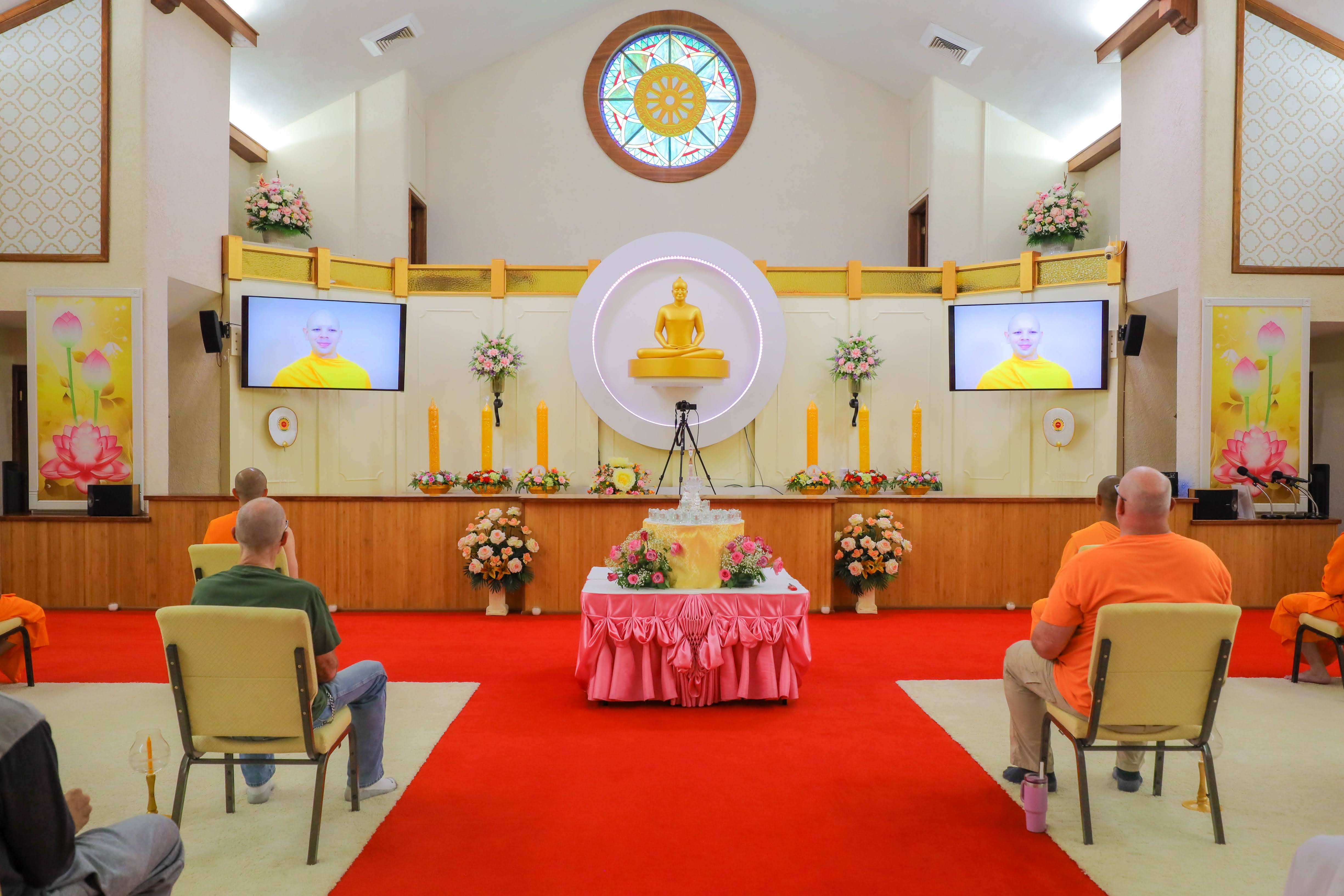 วัดพระธรรมกายแคนซัส จัดพิธีจุดประทีปและปฏิบัติธรรม เนื่องในวันอาสาฬหบูชา