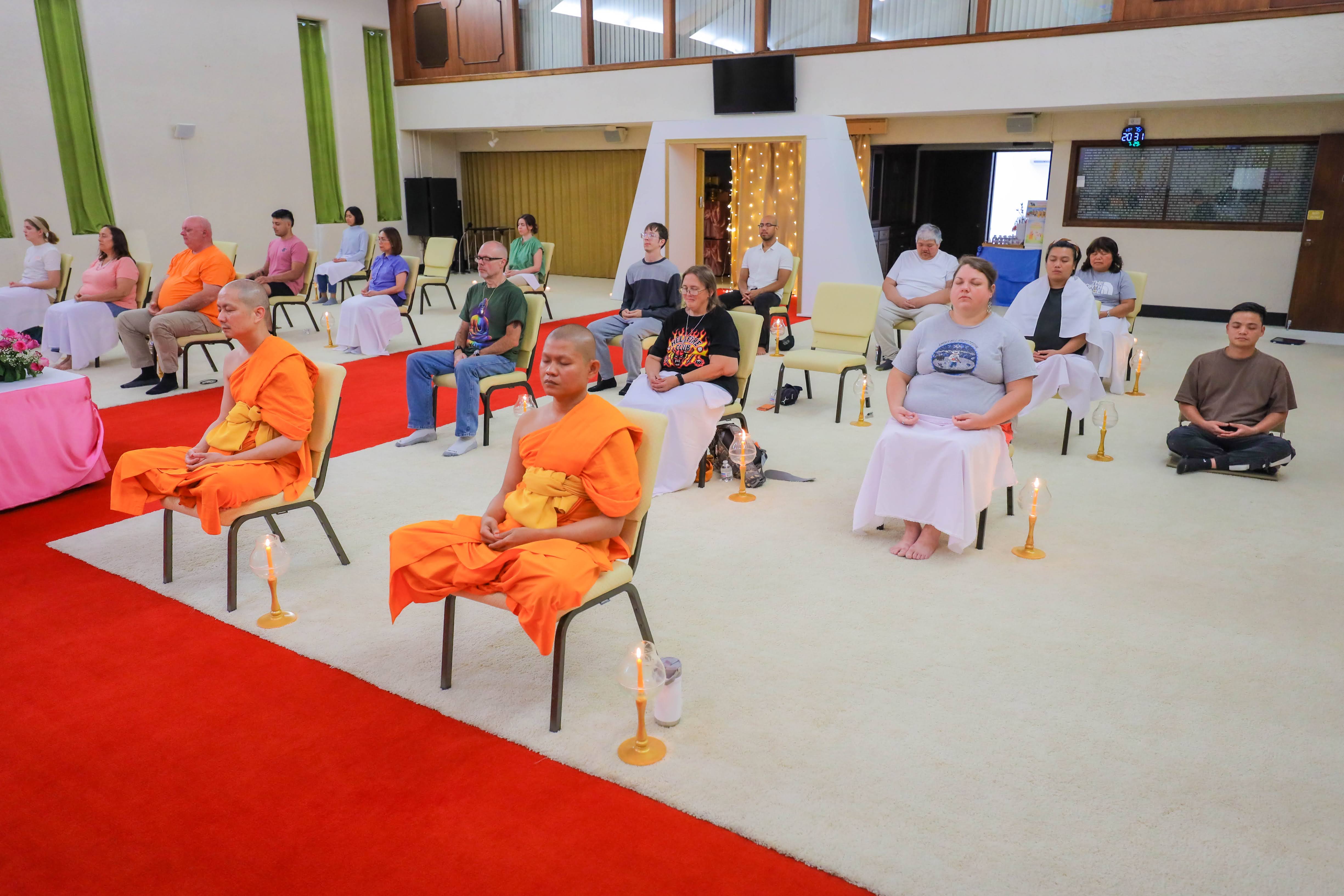 วัดพระธรรมกายแคนซัส จัดพิธีจุดประทีปและปฏิบัติธรรม เนื่องในวันอาสาฬหบูชา