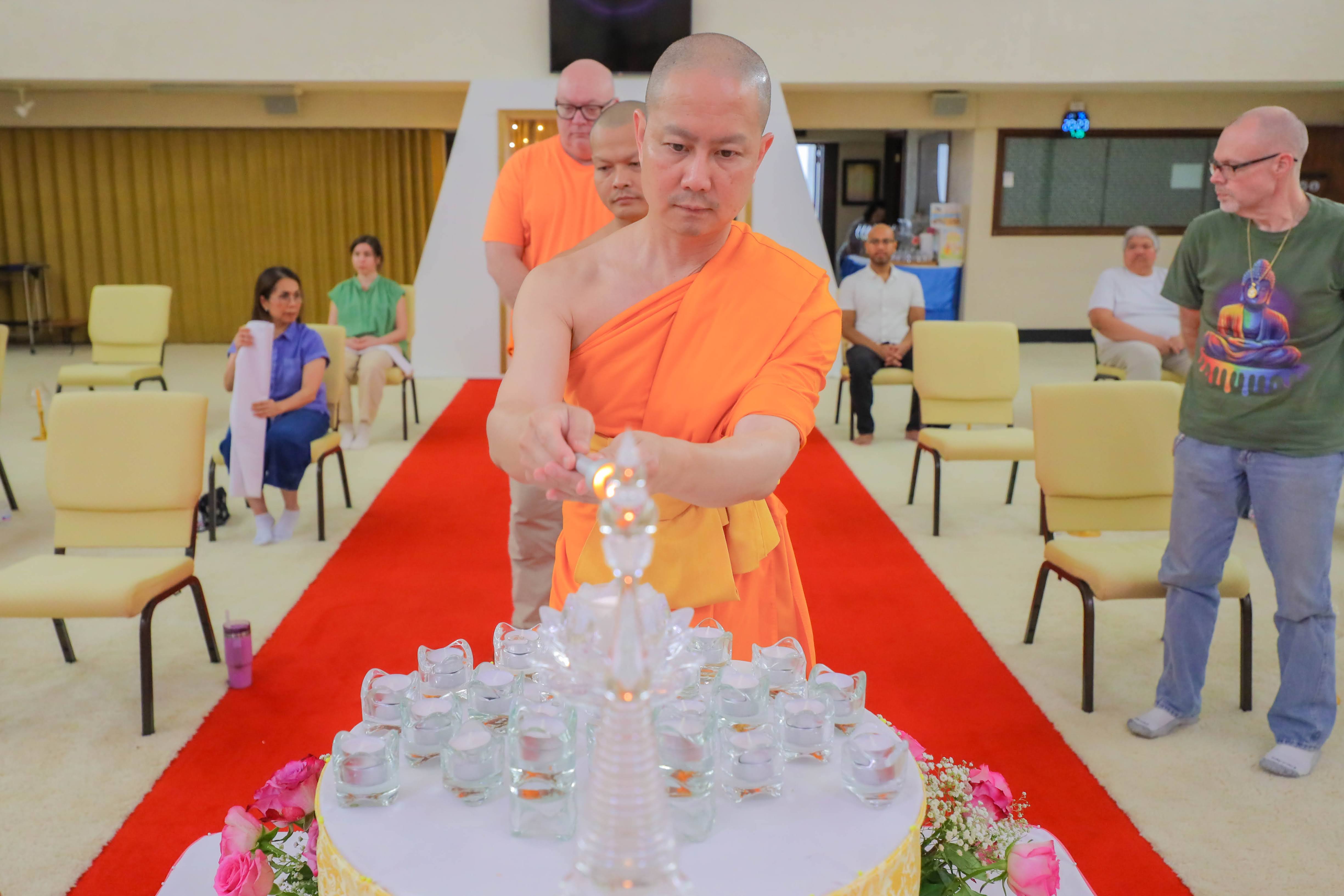 วัดพระธรรมกายแคนซัส จัดพิธีจุดประทีปและปฏิบัติธรรม เนื่องในวันอาสาฬหบูชา