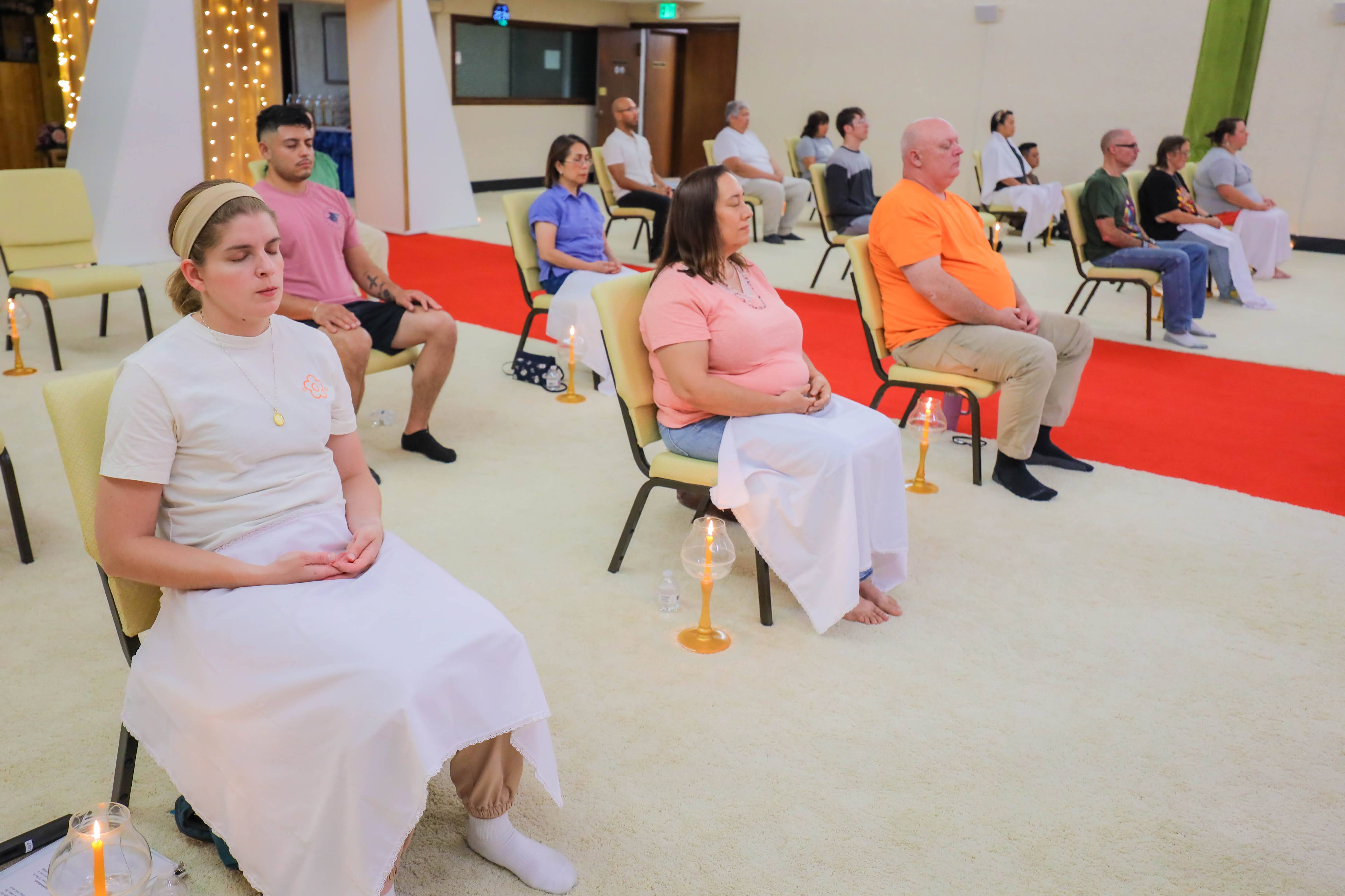 วัดพระธรรมกายแคนซัส จัดพิธีจุดประทีปและปฏิบัติธรรม เนื่องในวันอาสาฬหบูชา